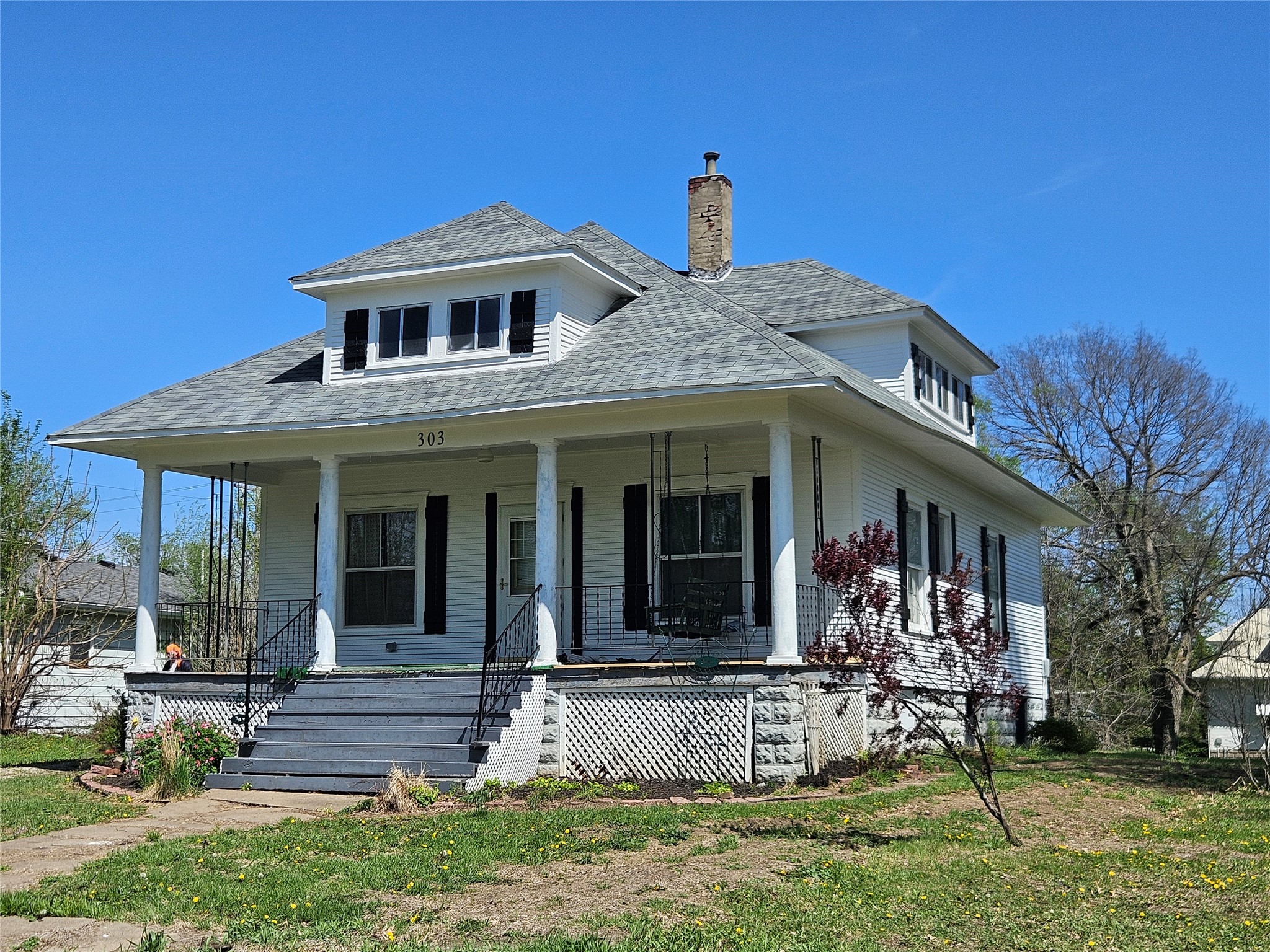 303 S Central Avenue Property Photo 1