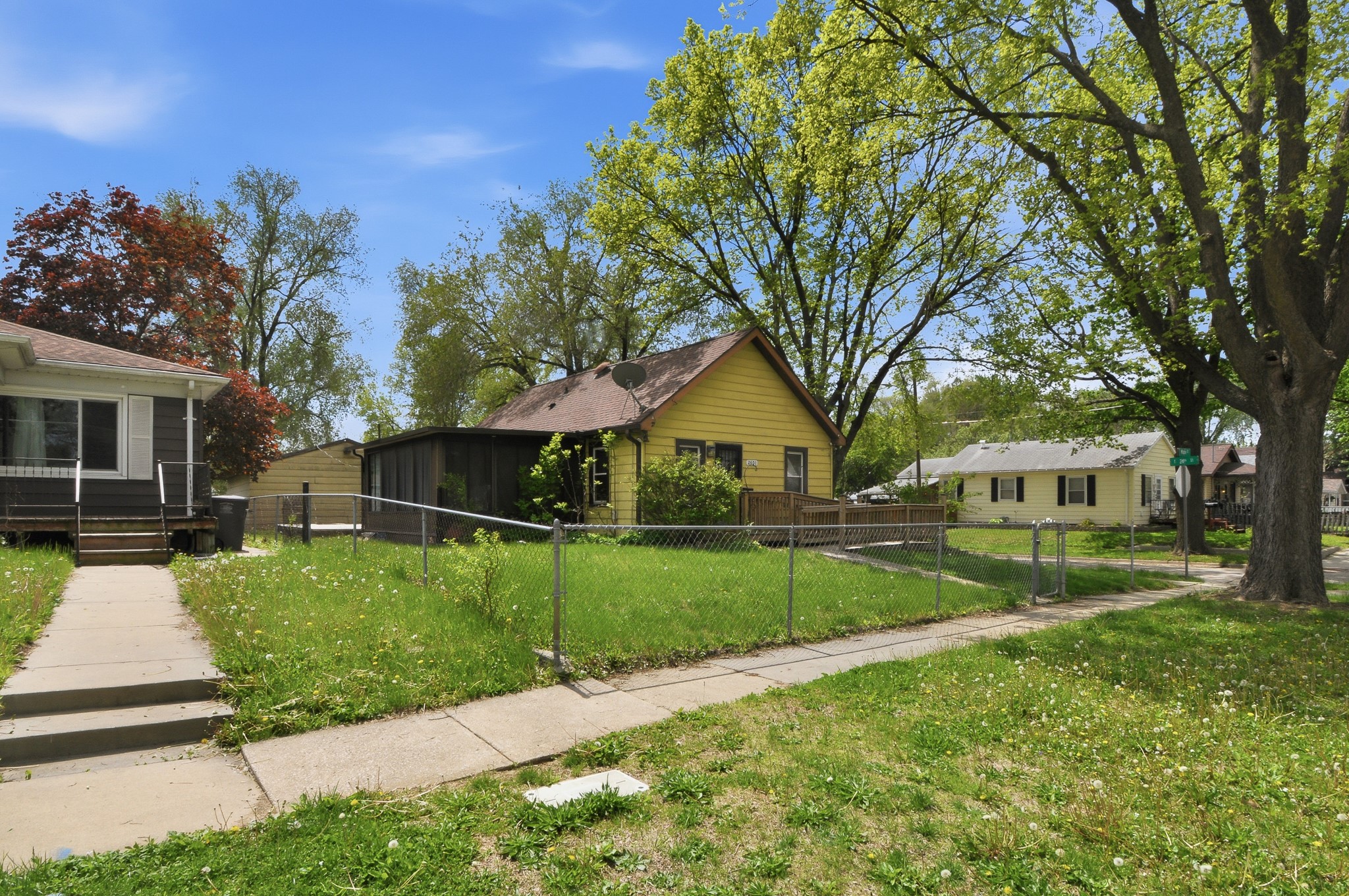 2401 Maple Street Property Photo 3