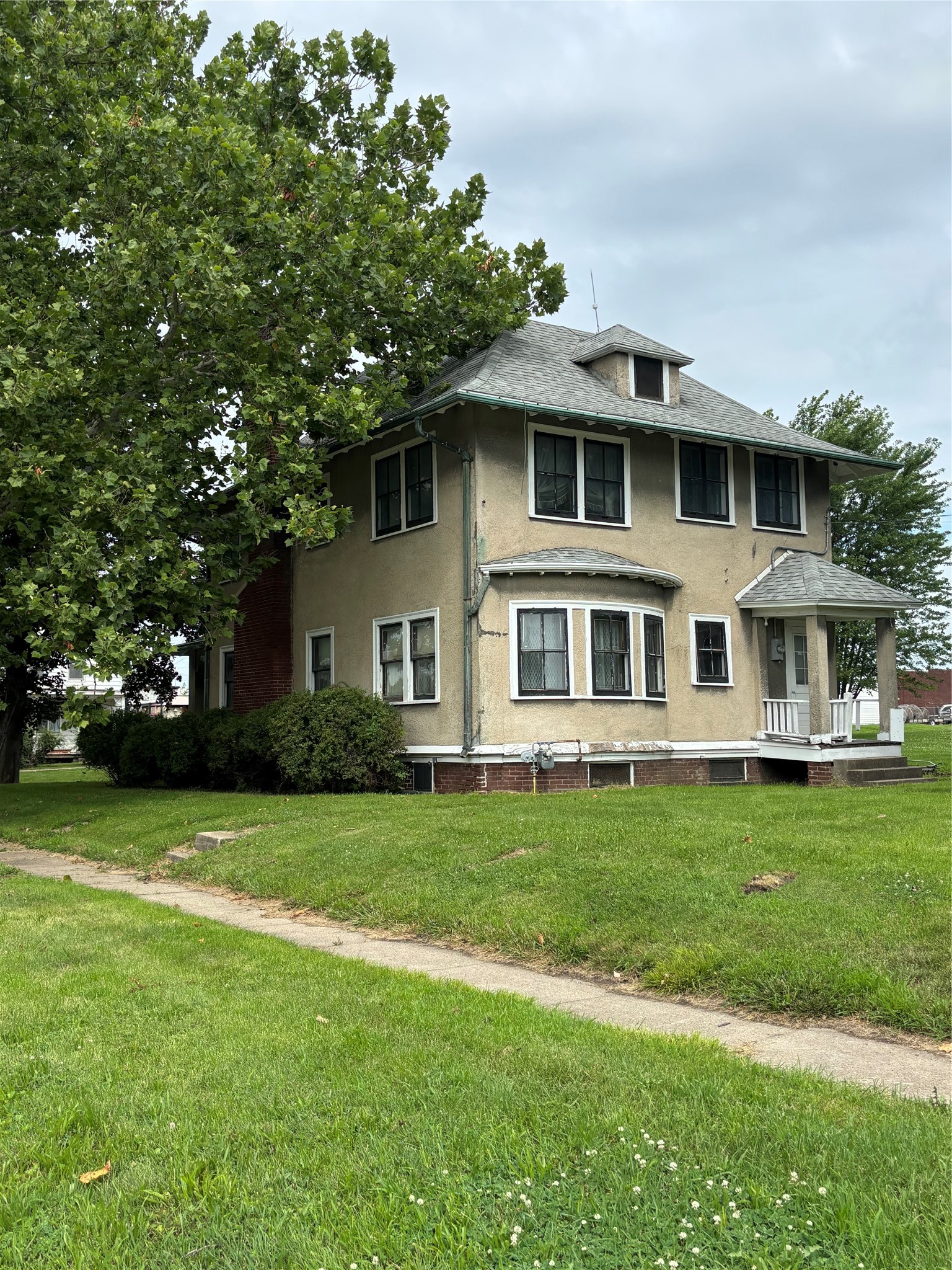 211 S Maple Street Property Photo 4