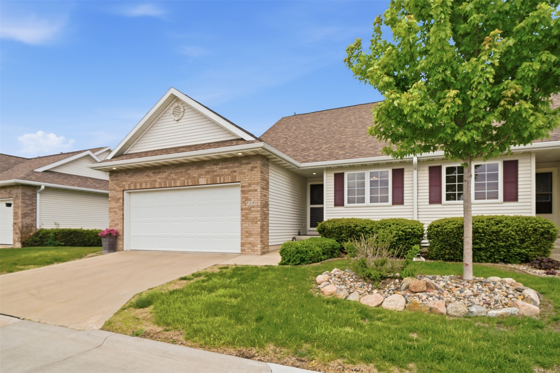 729 SE Ponds Edge Circle Property Photo 1