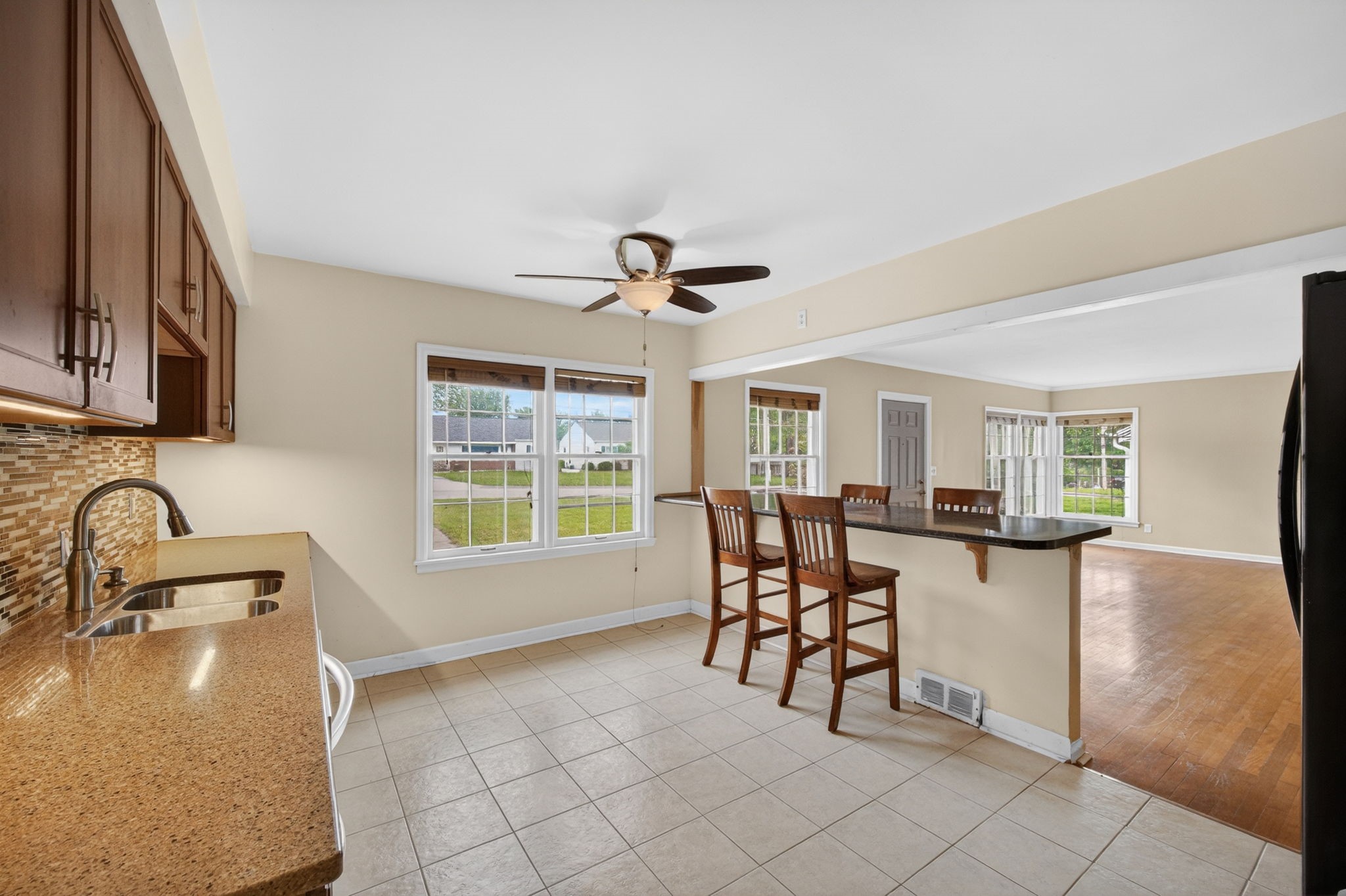 6533 Sunset Terrace Property Photo 7