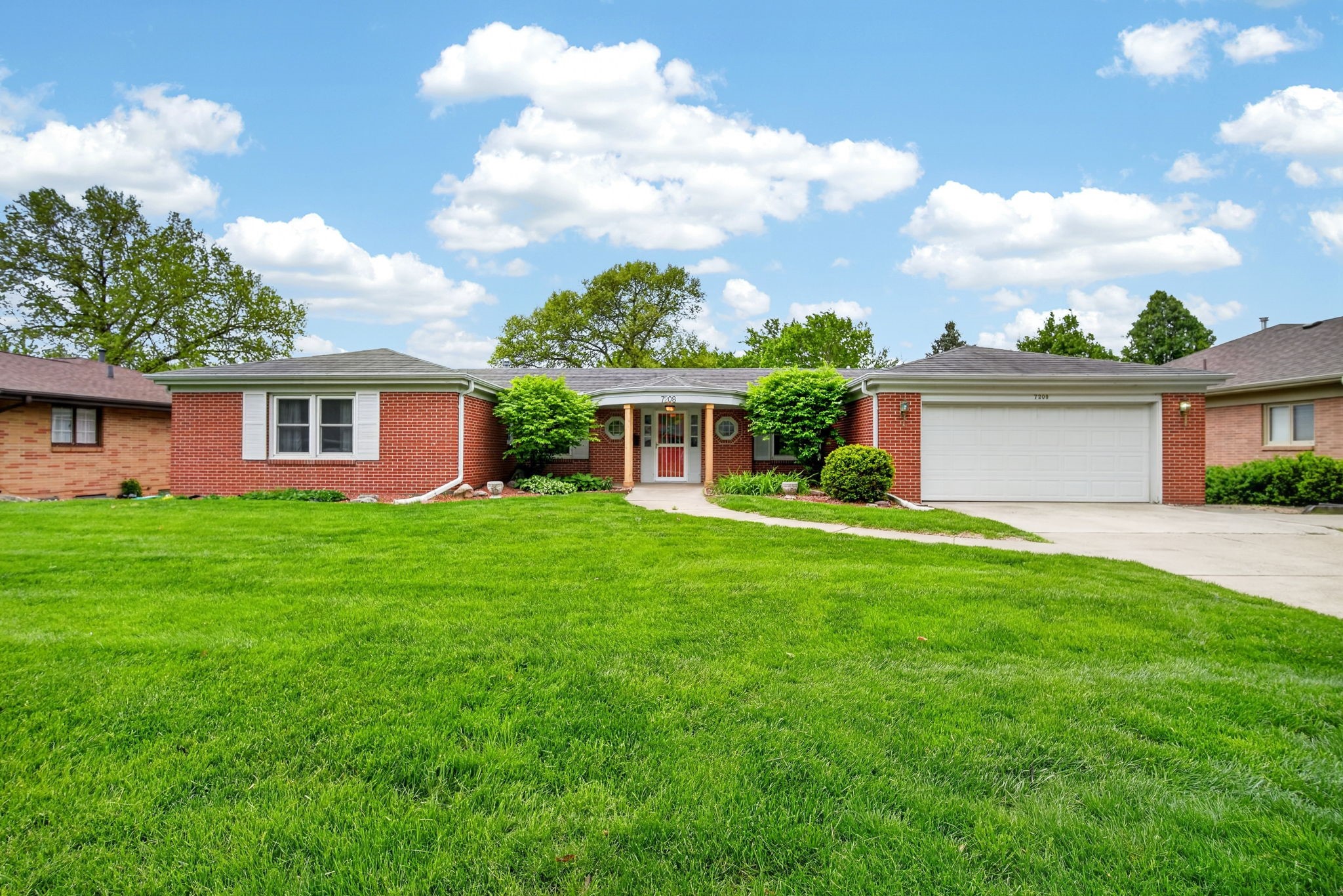 7208 Bellaire Avenue Property Photo 1