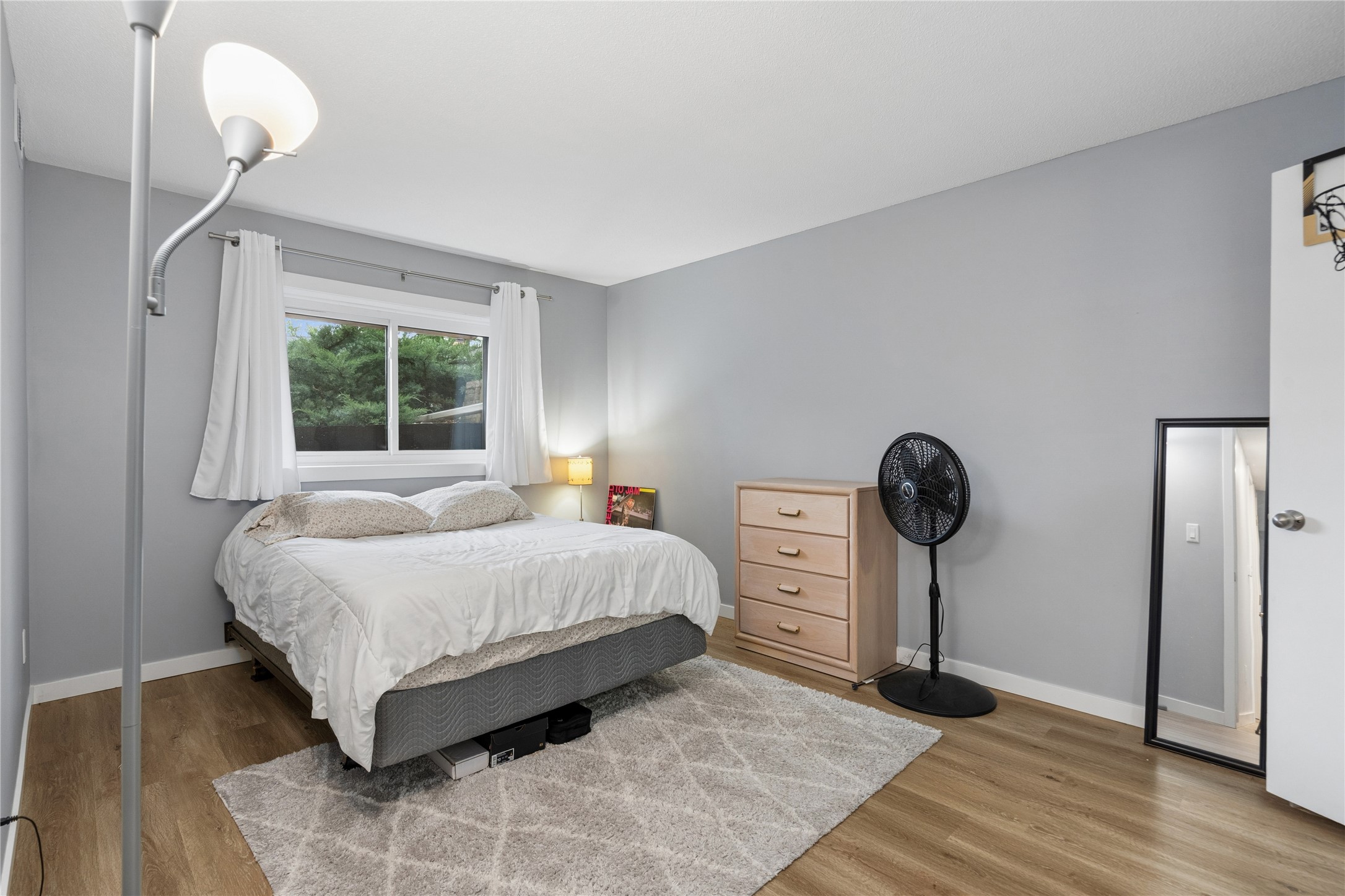 9533 University Avenue 4 Property Photo 15