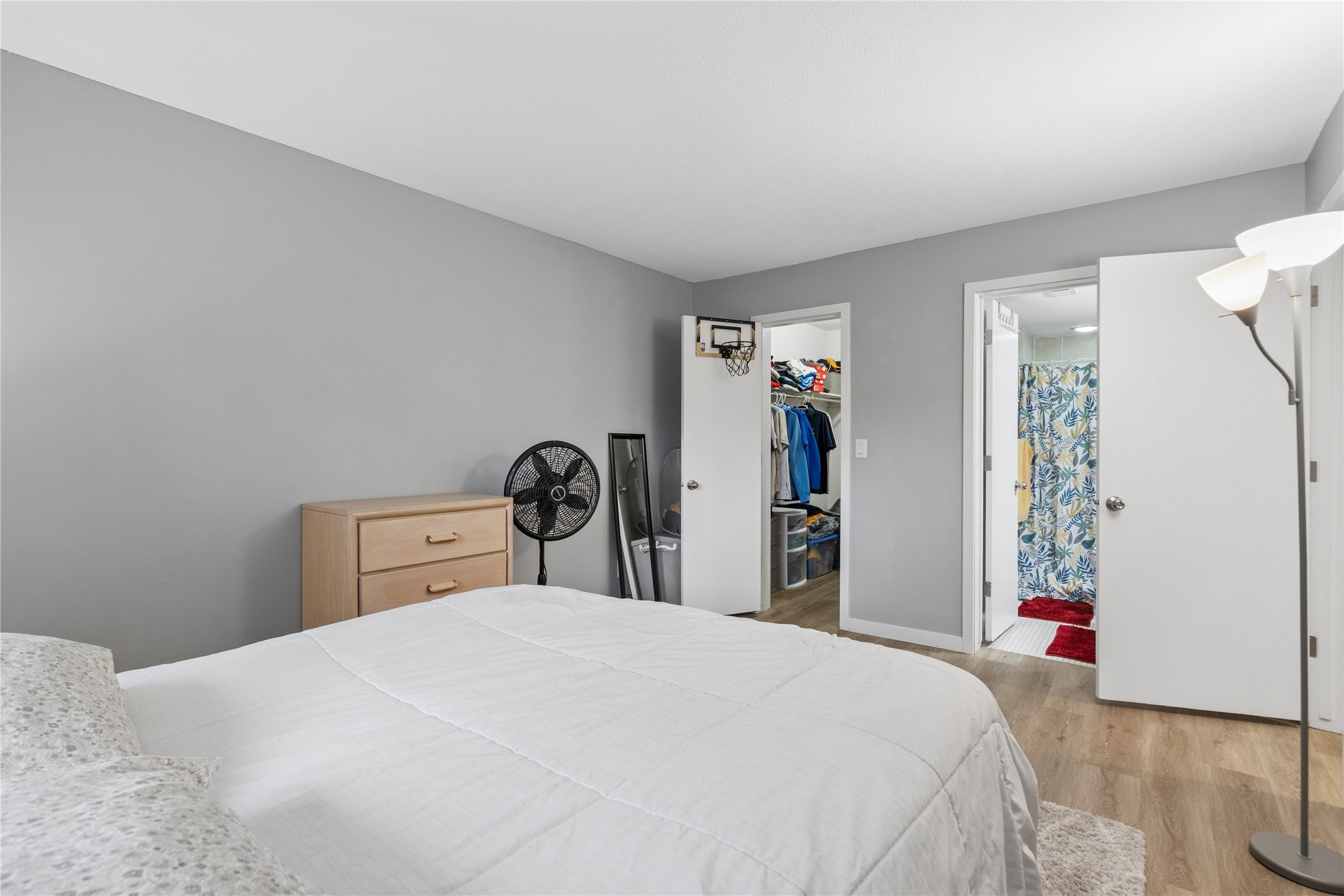 9533 University Avenue 4 Property Photo 18