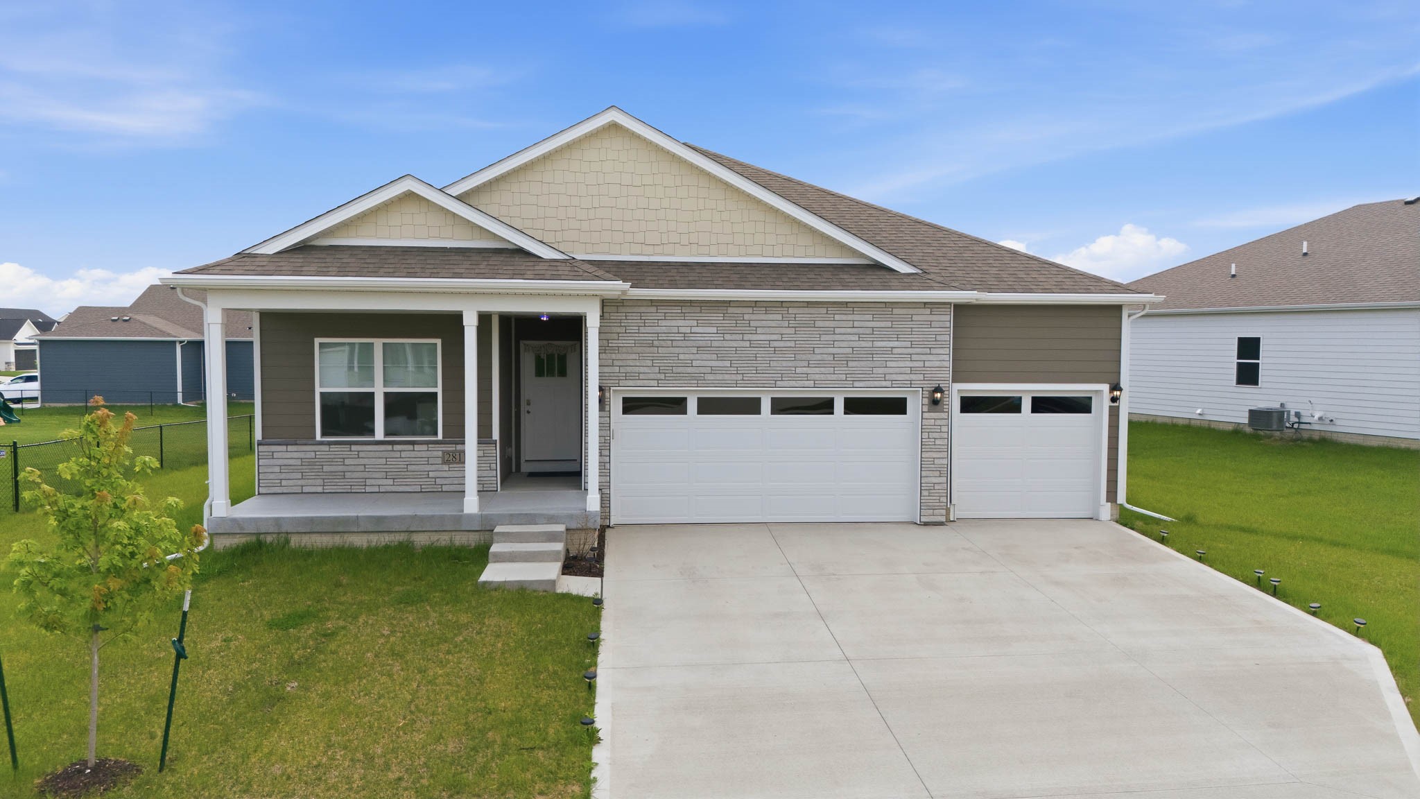 2811 NW Cedarwood Drive Property Photo 1