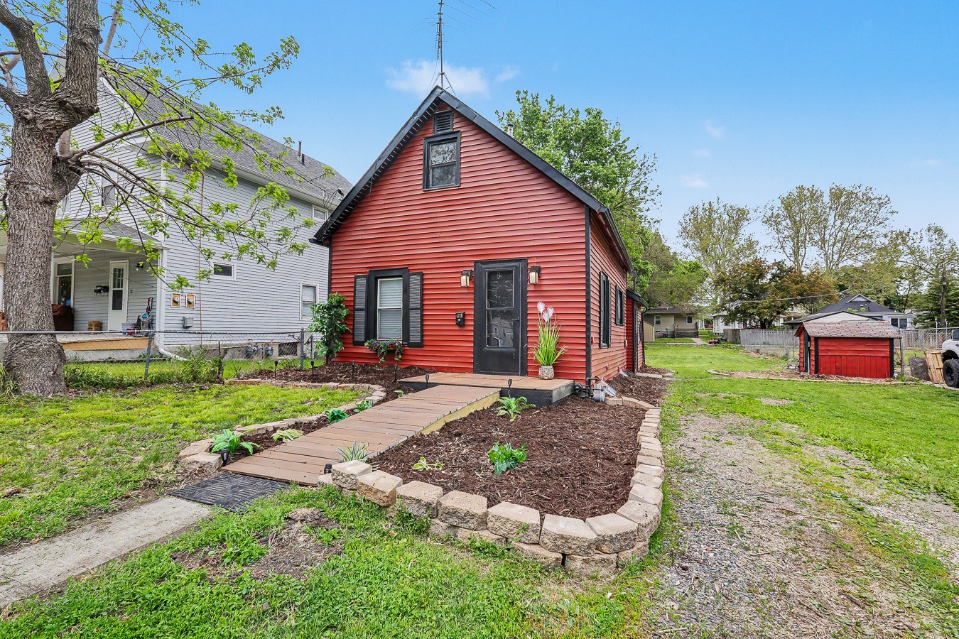 1810 E Walnut Street Property Photo 1