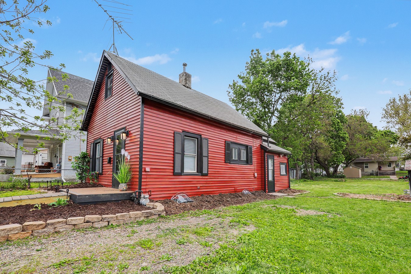 1810 E Walnut Street Property Photo 3