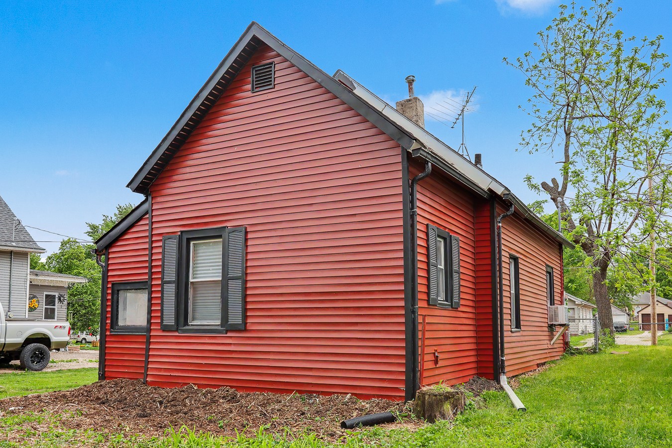 1810 E Walnut Street Property Photo 6