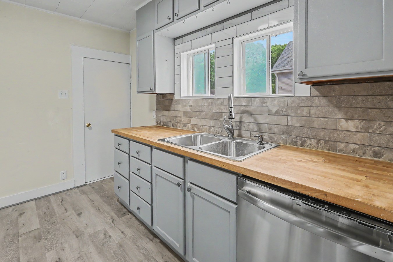 1810 E Walnut Street Property Photo 9