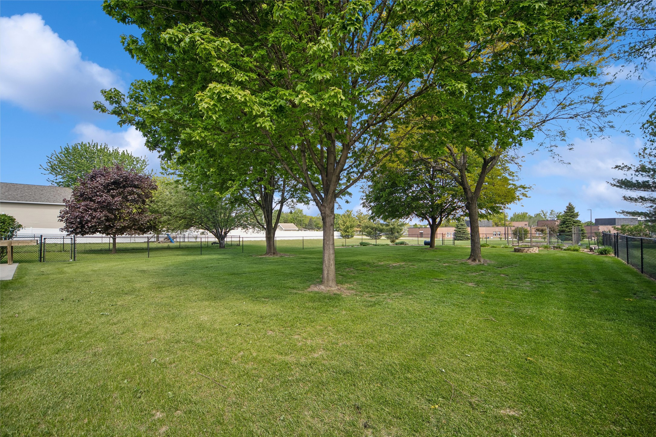 835 Se Westwoods Drive Property Photo 3