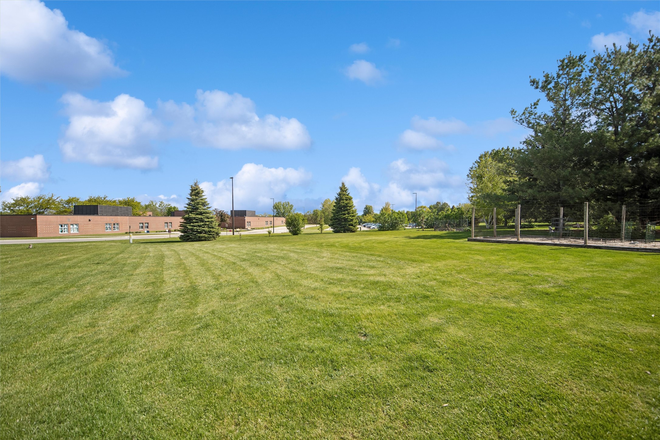 835 Se Westwoods Drive Property Photo 4