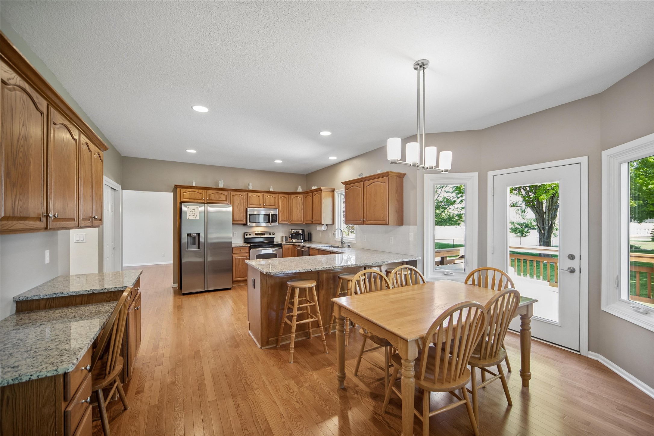 835 Se Westwoods Drive Property Photo 8