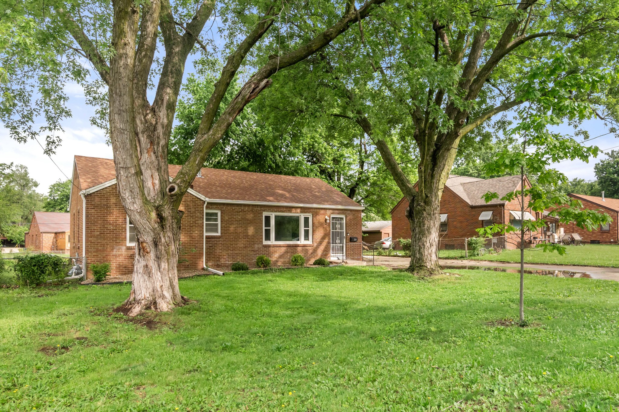 1725 Grand Avenue Property Photo 3