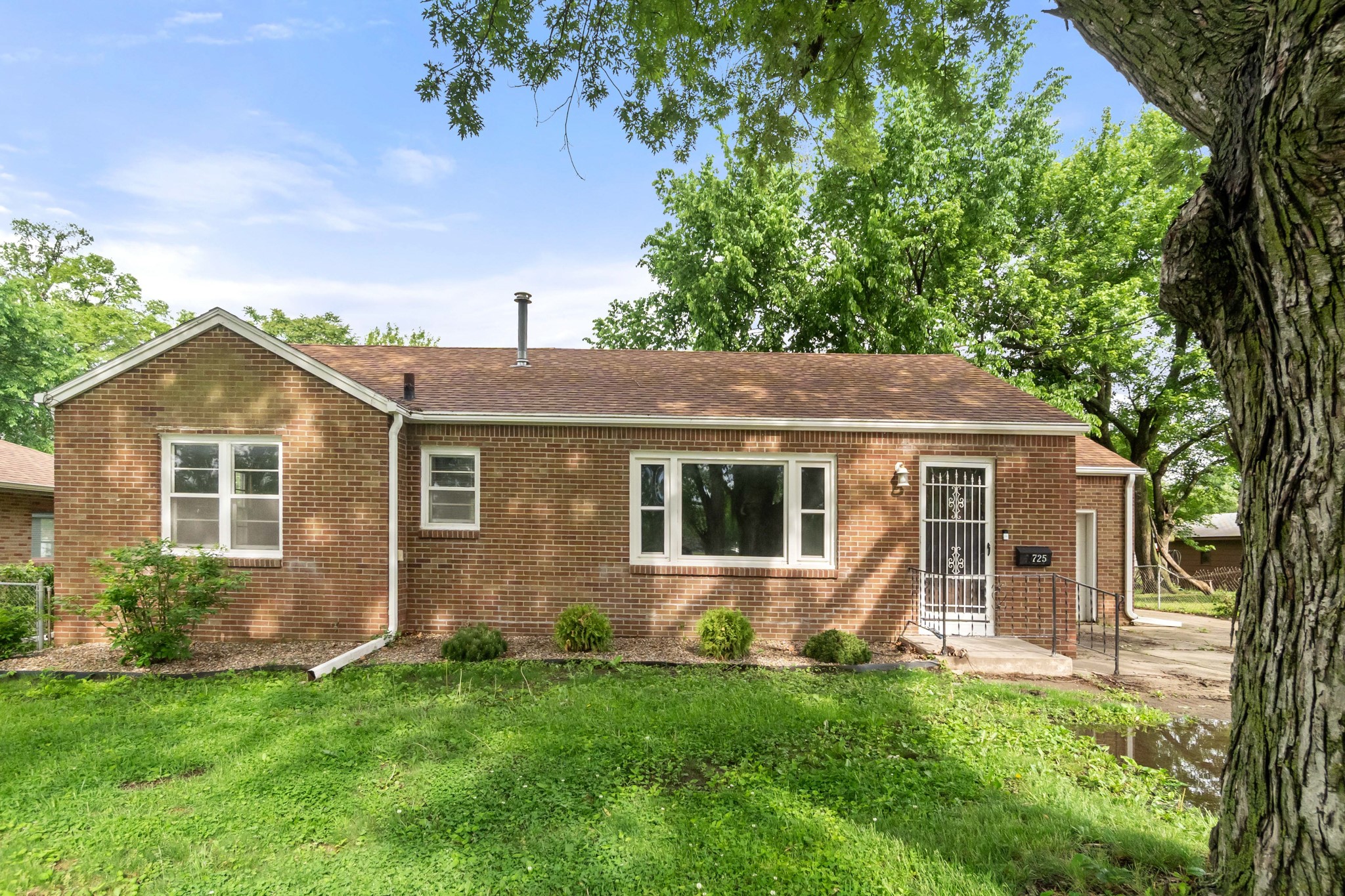 1725 Grand Avenue Property Photo 4