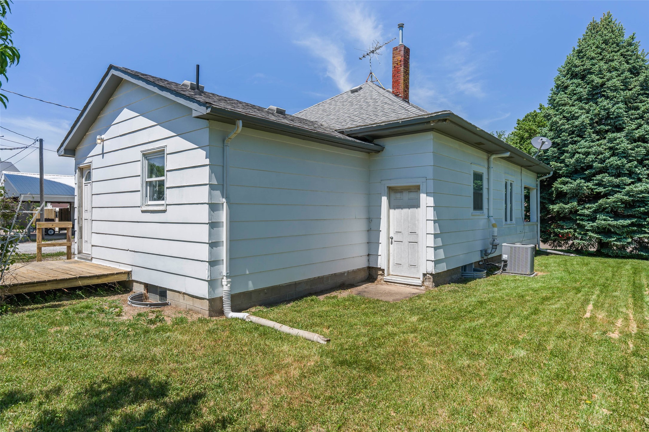 211 E Washington Street Property Photo 4