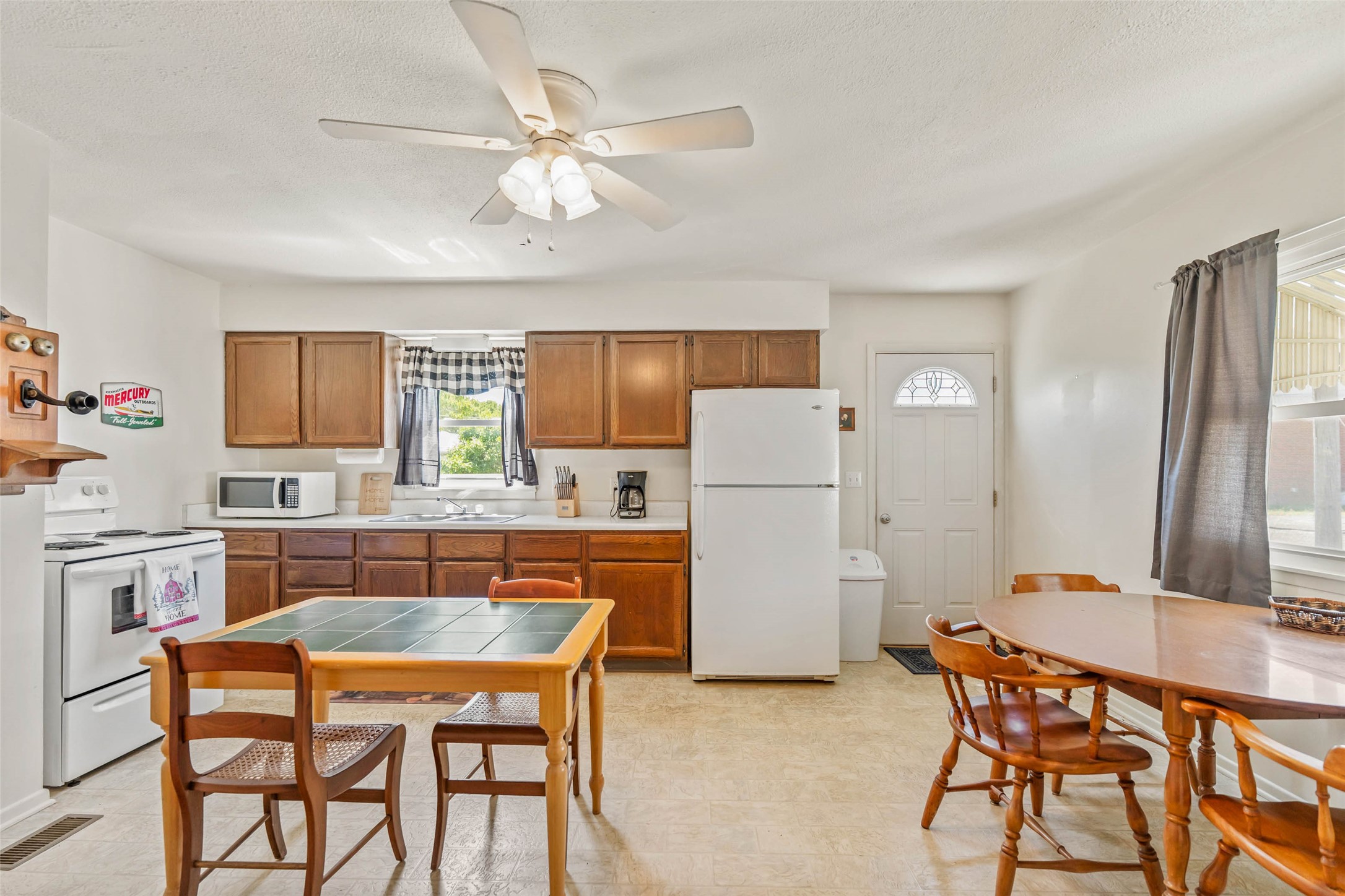 211 E Washington Street Property Photo 7