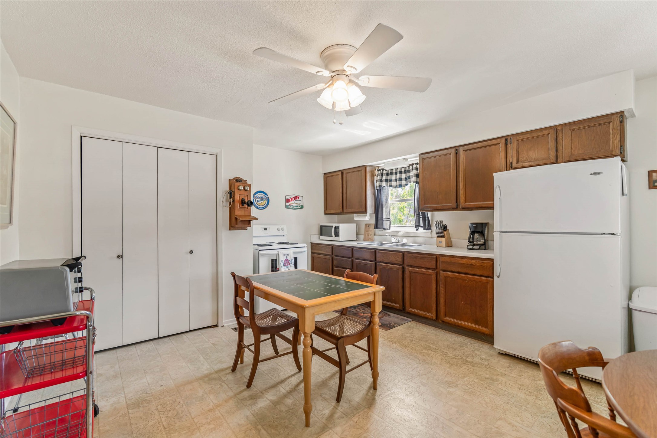 211 E Washington Street Property Photo 8