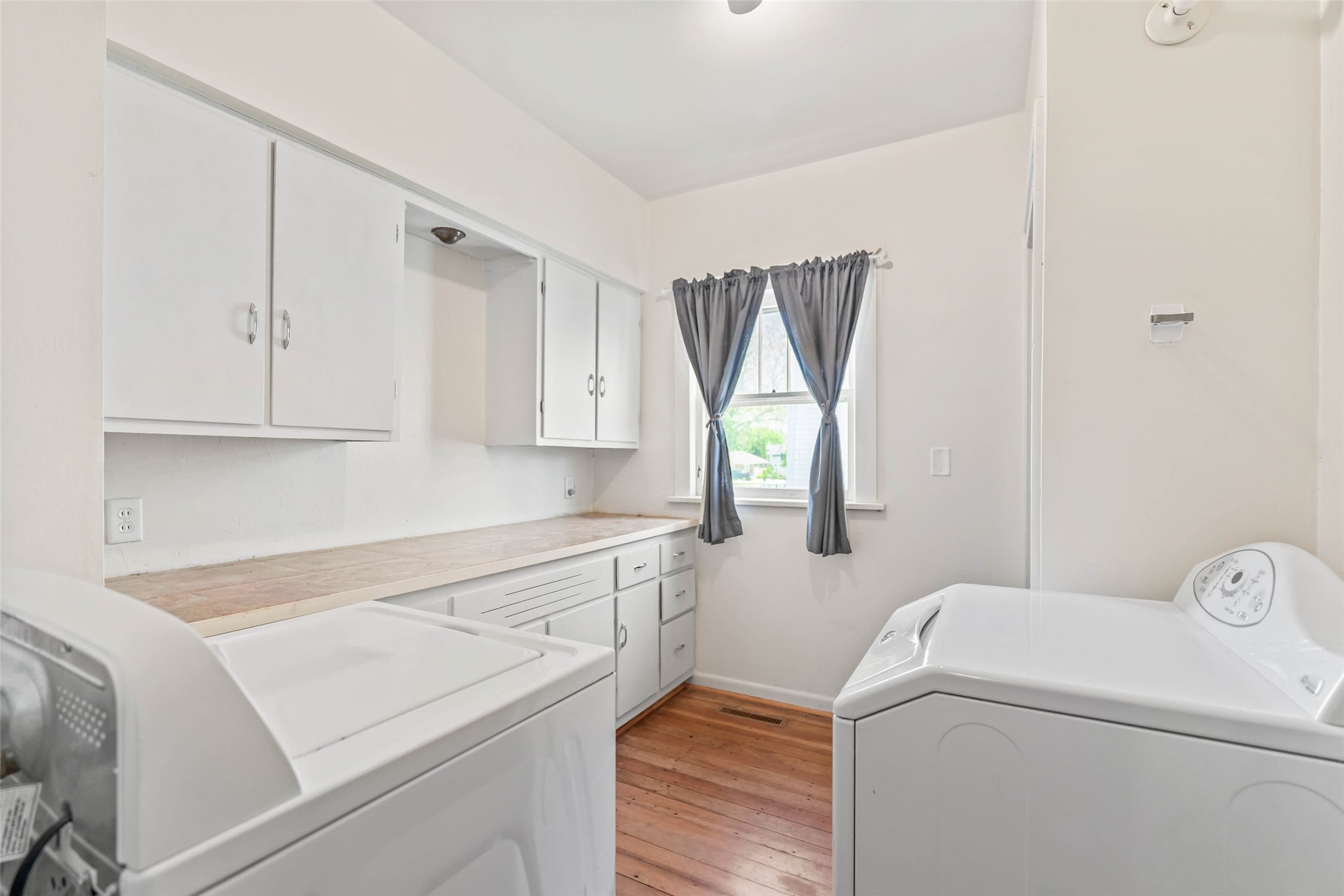 211 E Washington Street Property Photo 13