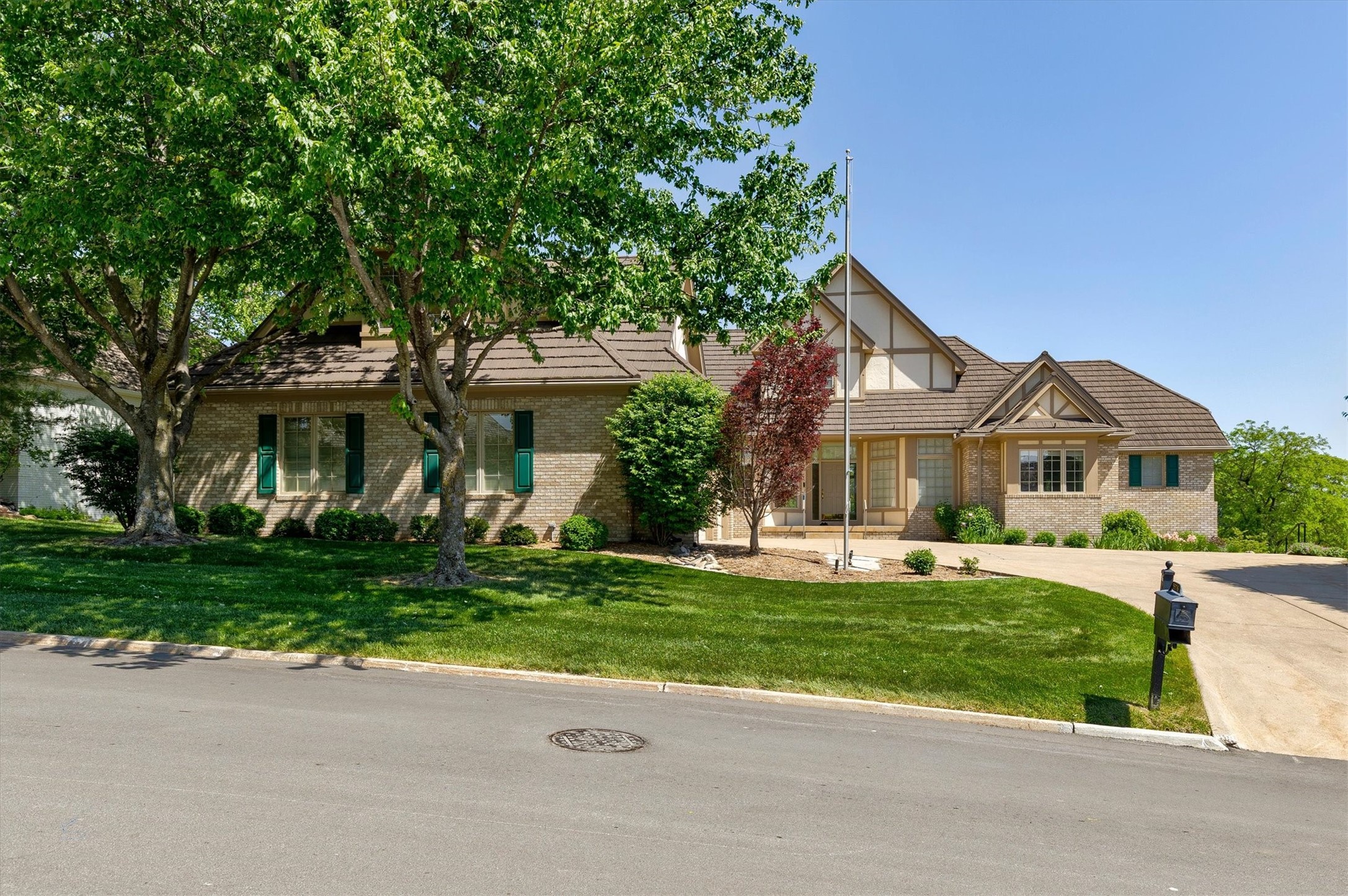 5576 Glen Oaks Pointe Property Photo 1