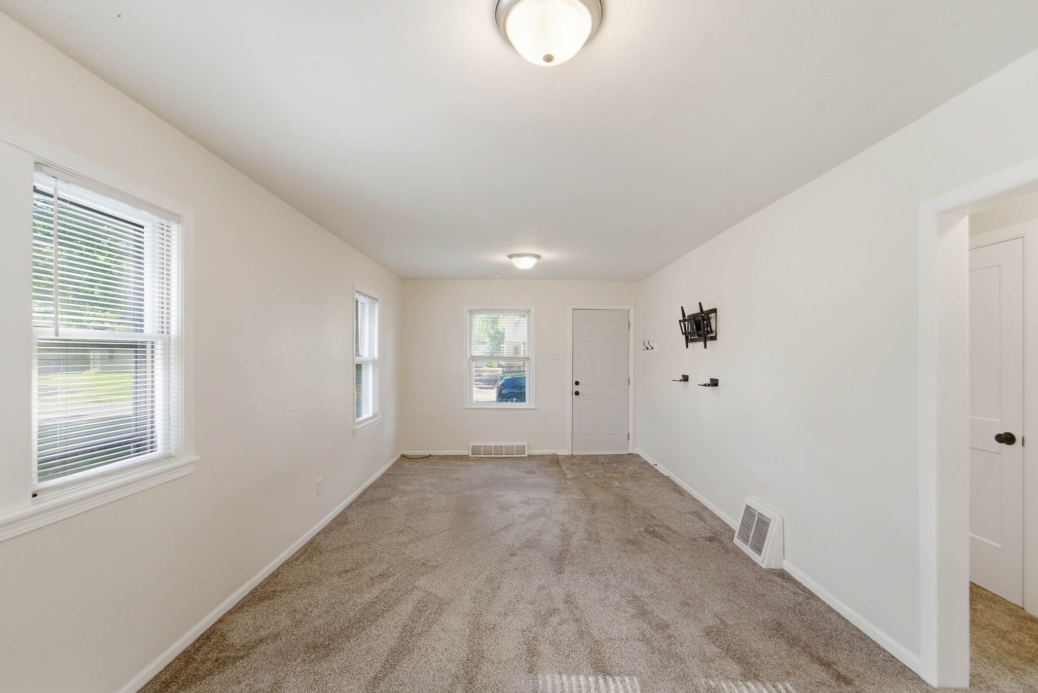 1516 E Jefferson Avenue Property Photo 9