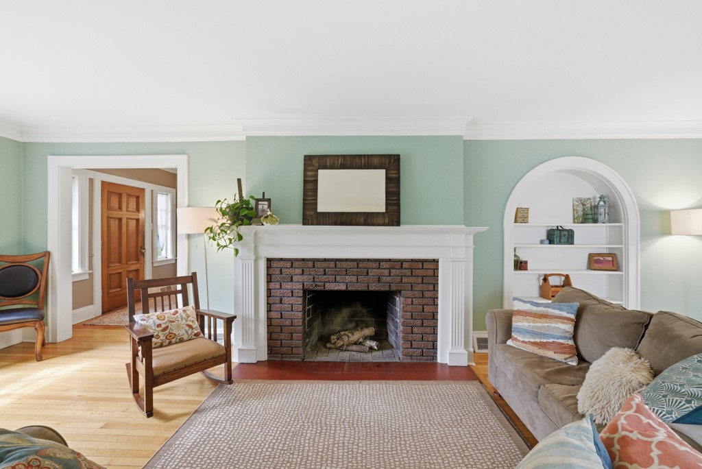 413 38th Place Property Photo 1