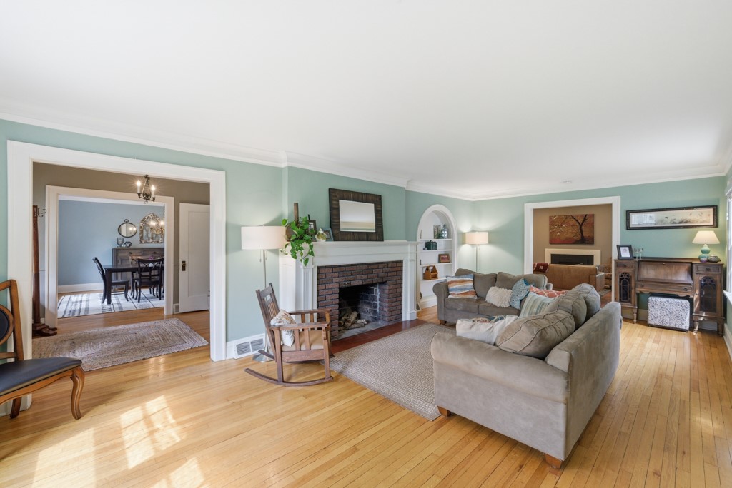 413 38th Place Property Photo 6