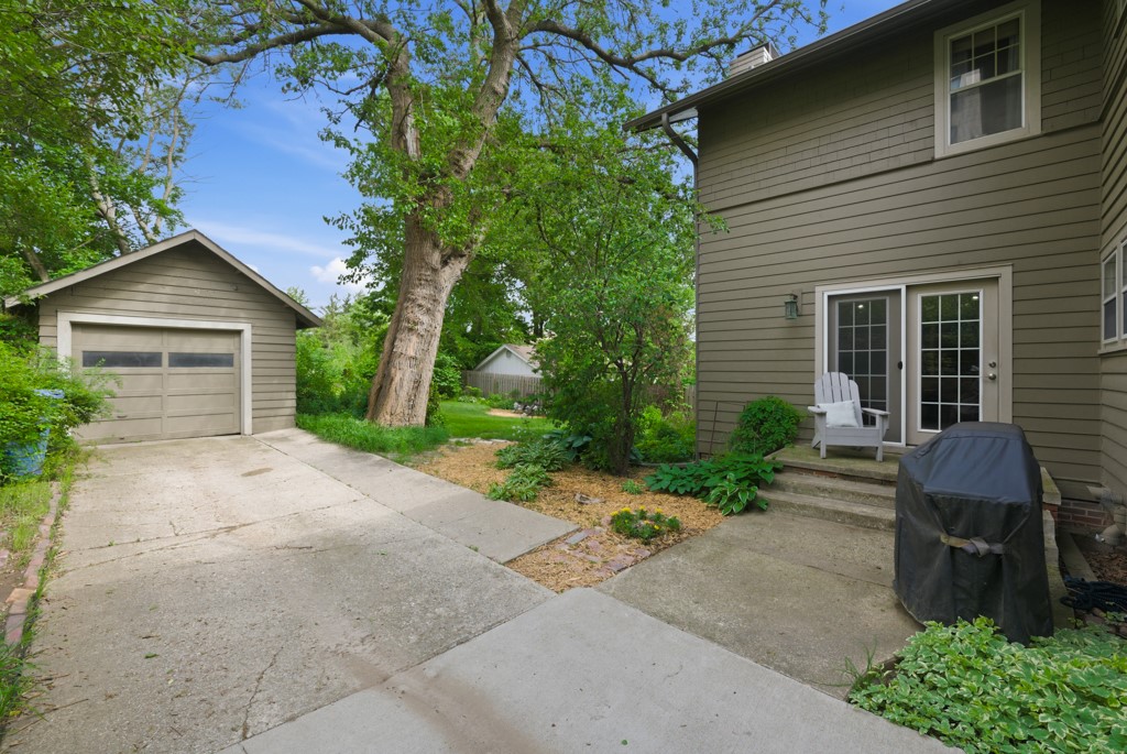 413 38th Place Property Photo 31