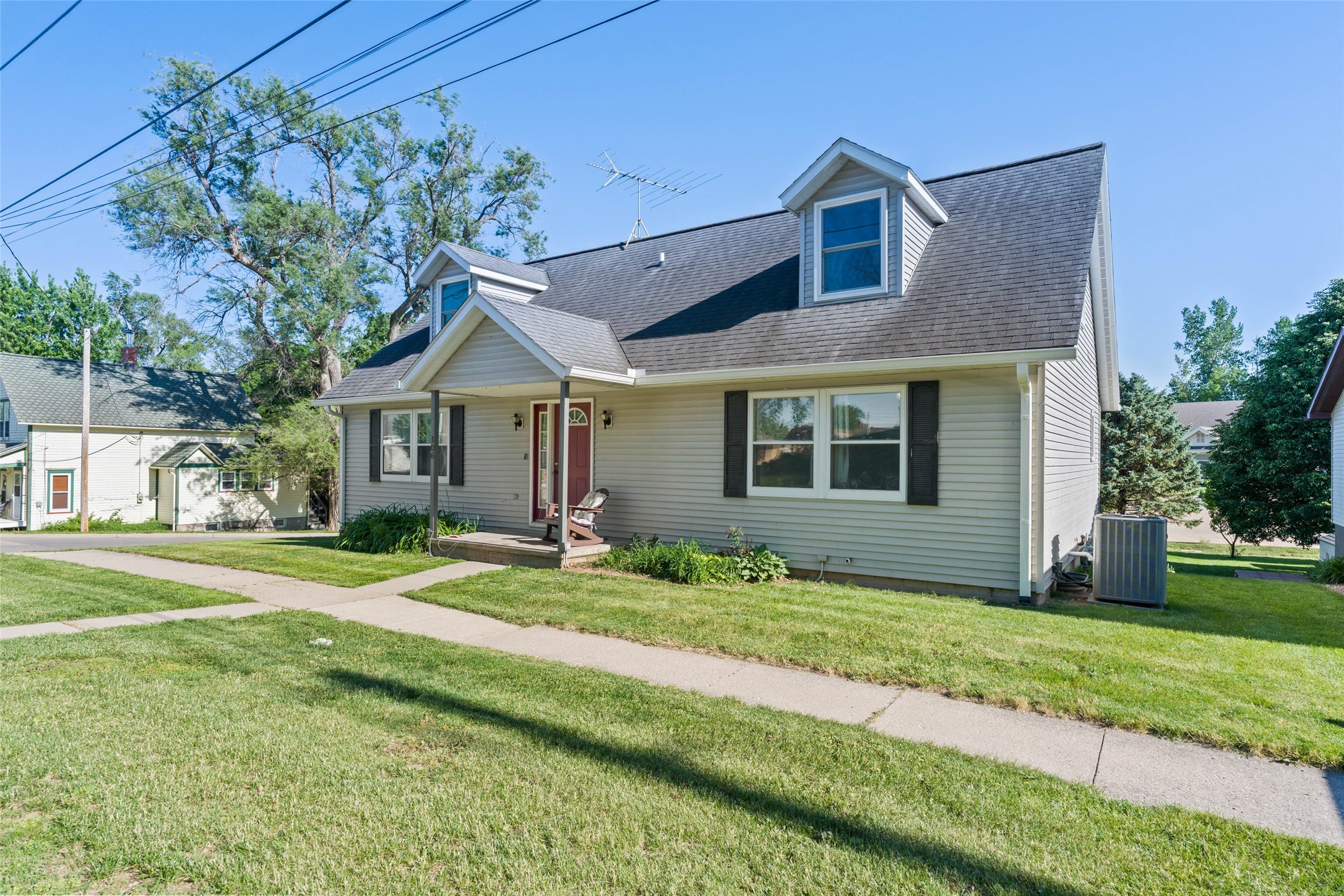 106 E South Street Property Photo 3