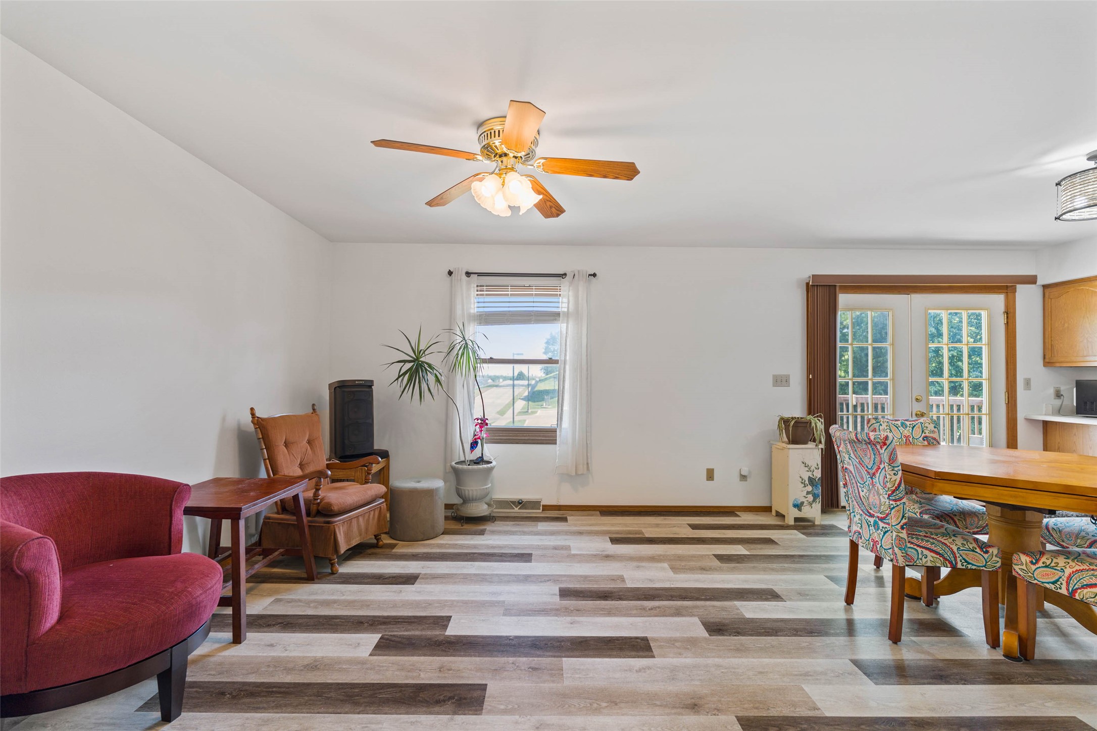 106 E South Street Property Photo 14