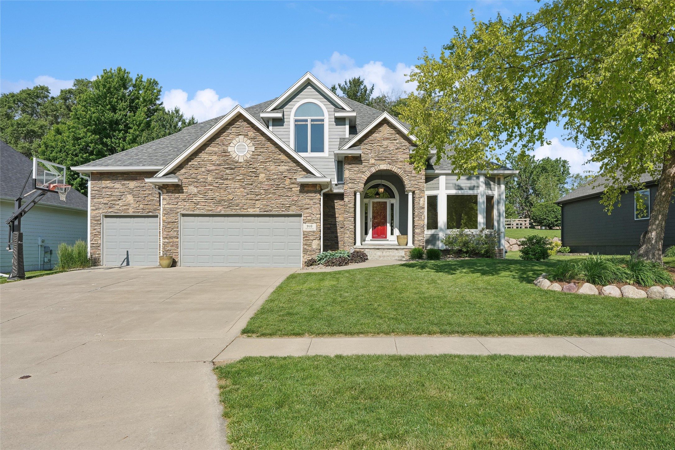 910 Se Brentwood Drive Property Photo 1