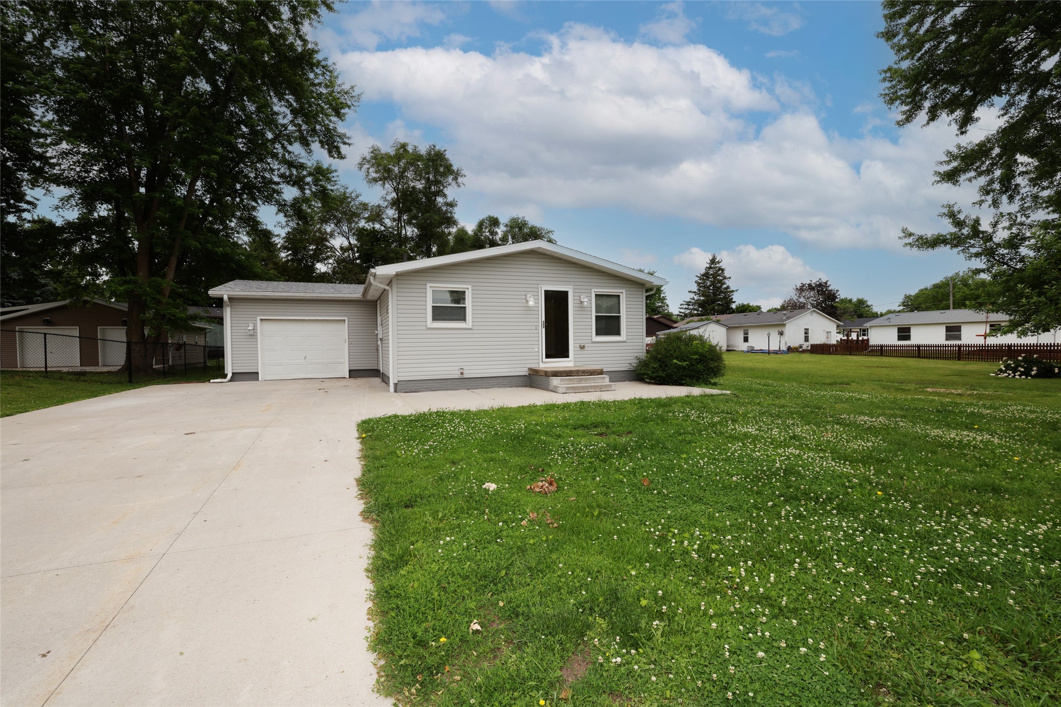912 College Street Property Photo 3