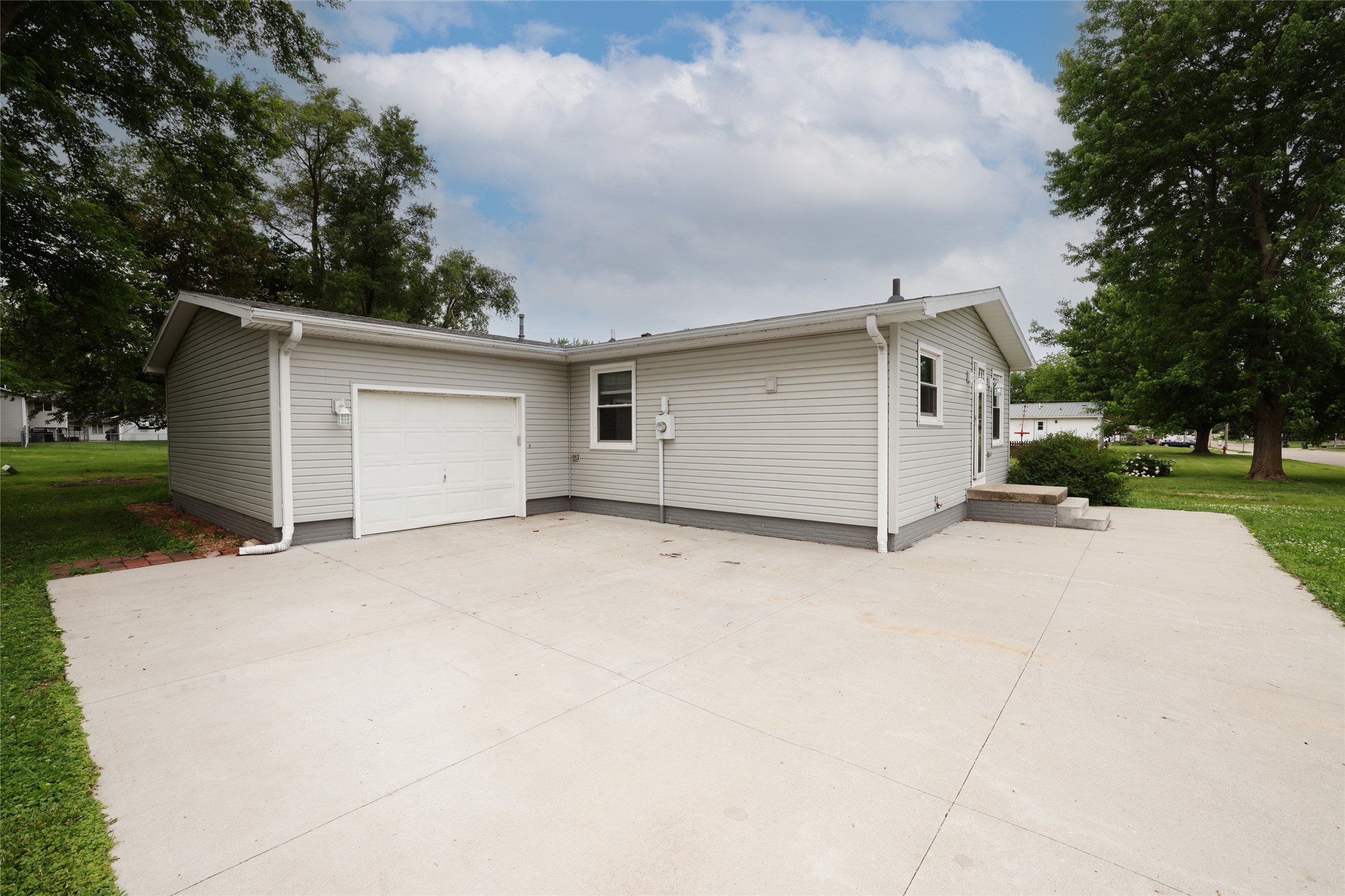 912 College Street Property Photo 4