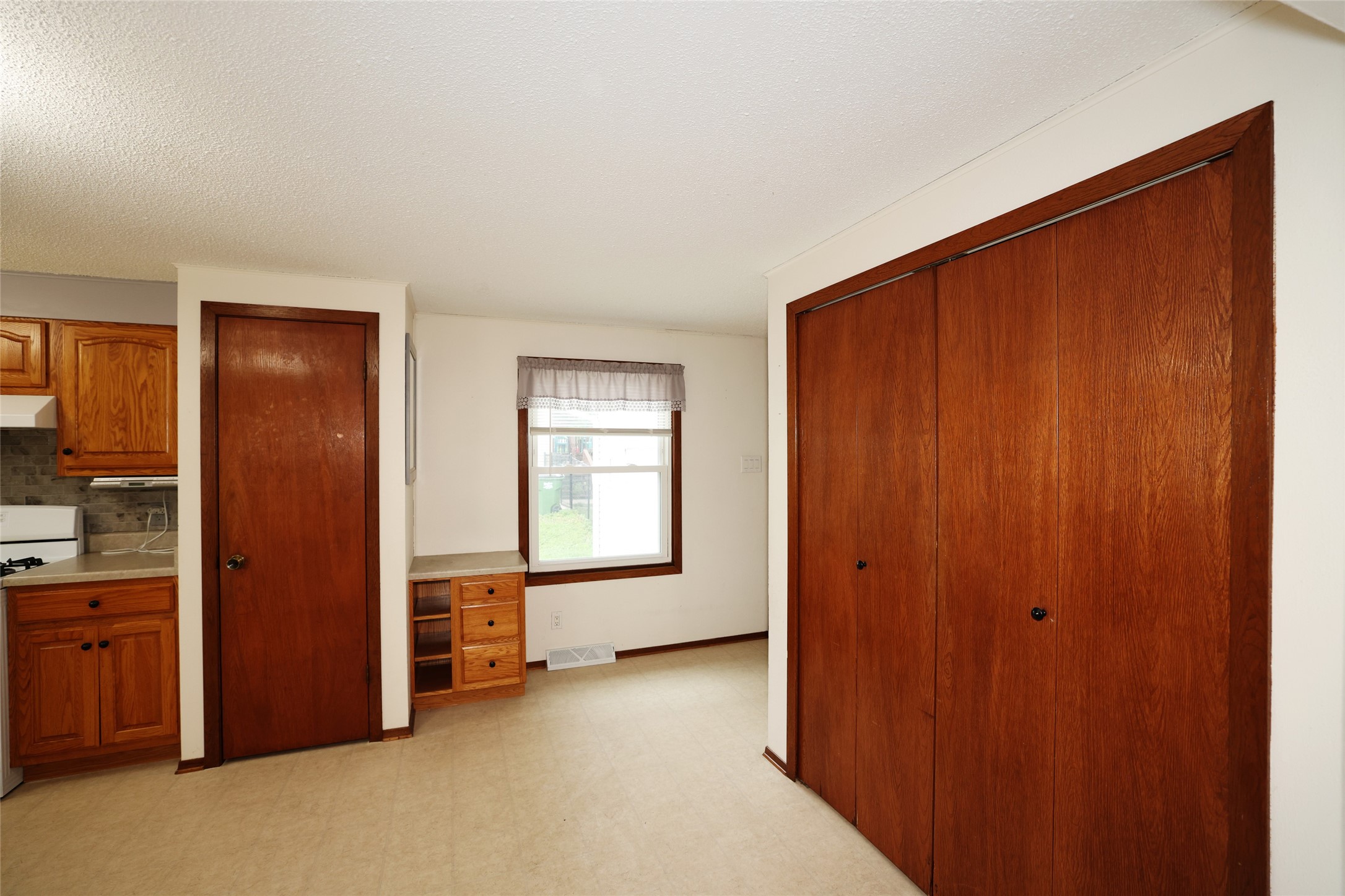 912 College Street Property Photo 18