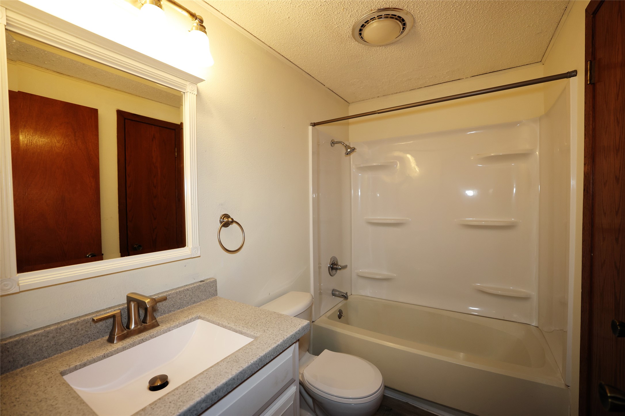 912 College Street Property Photo 19