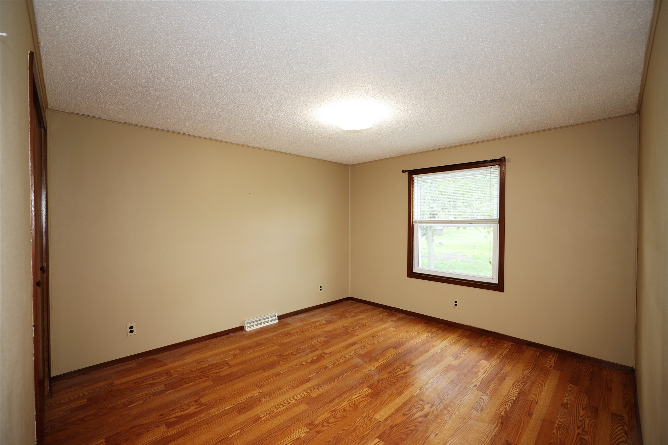 912 College Street Property Photo 25