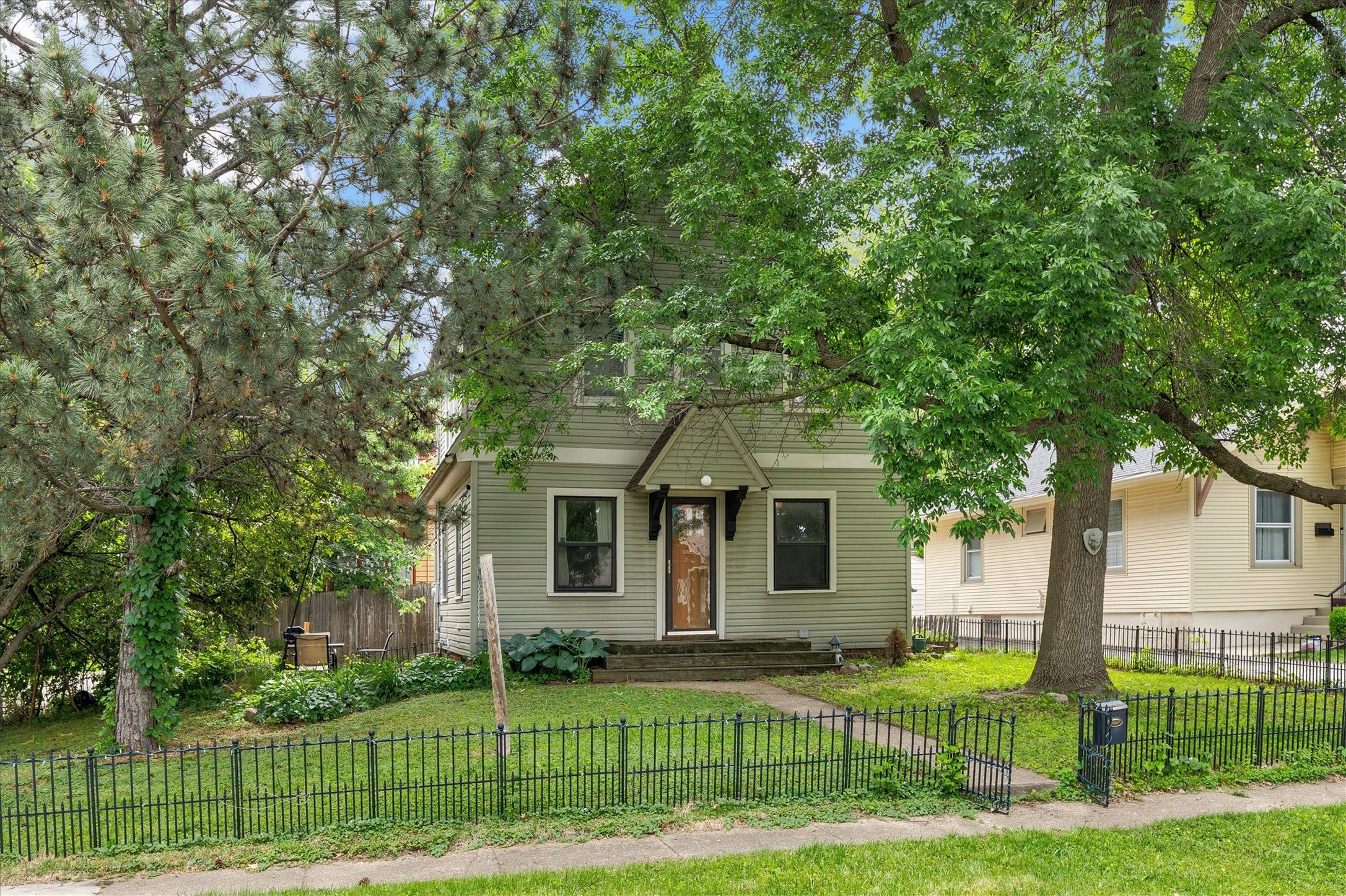 931 40th Place Property Photo 1