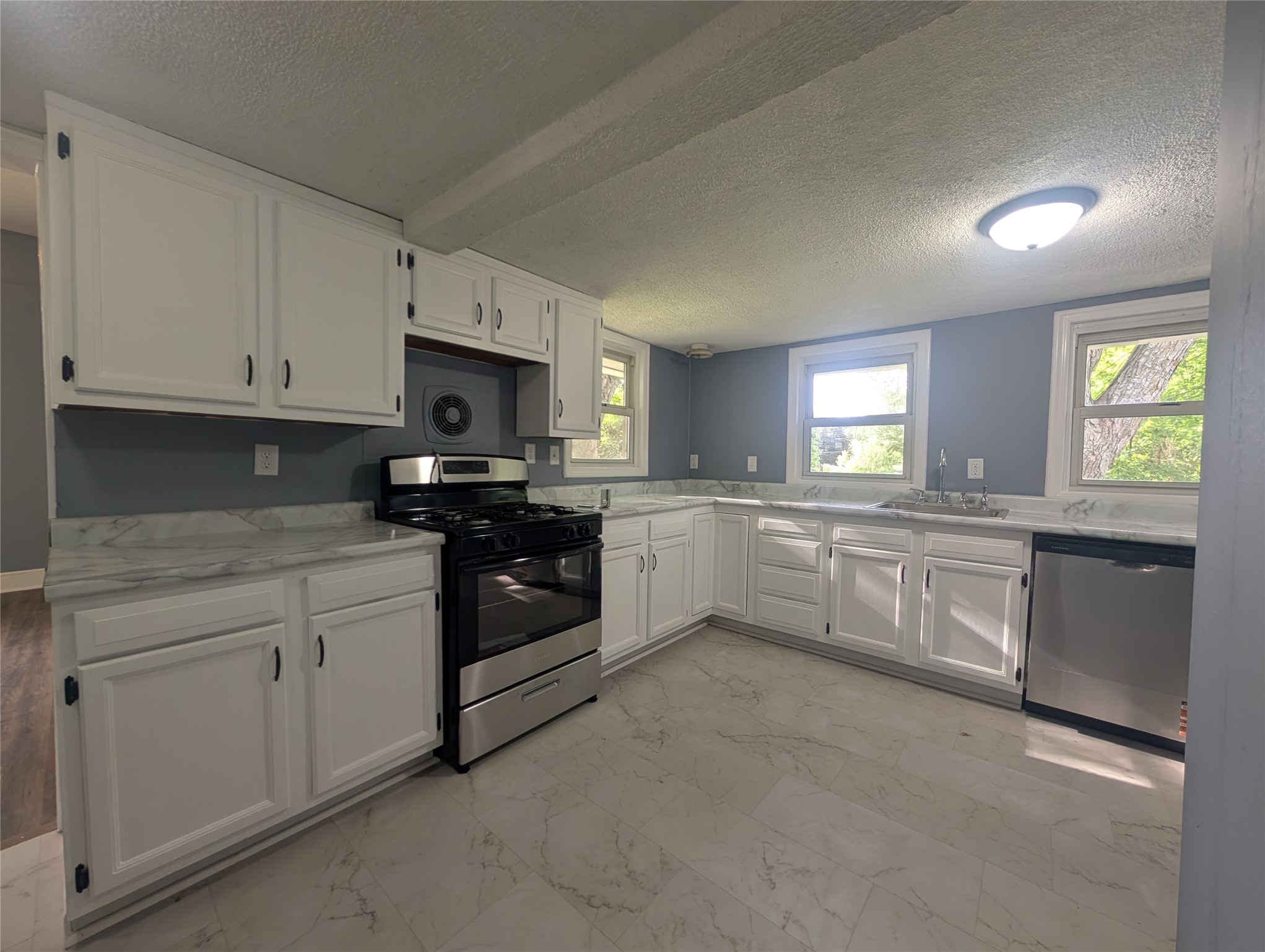 423 E Washington Street Property Photo 4