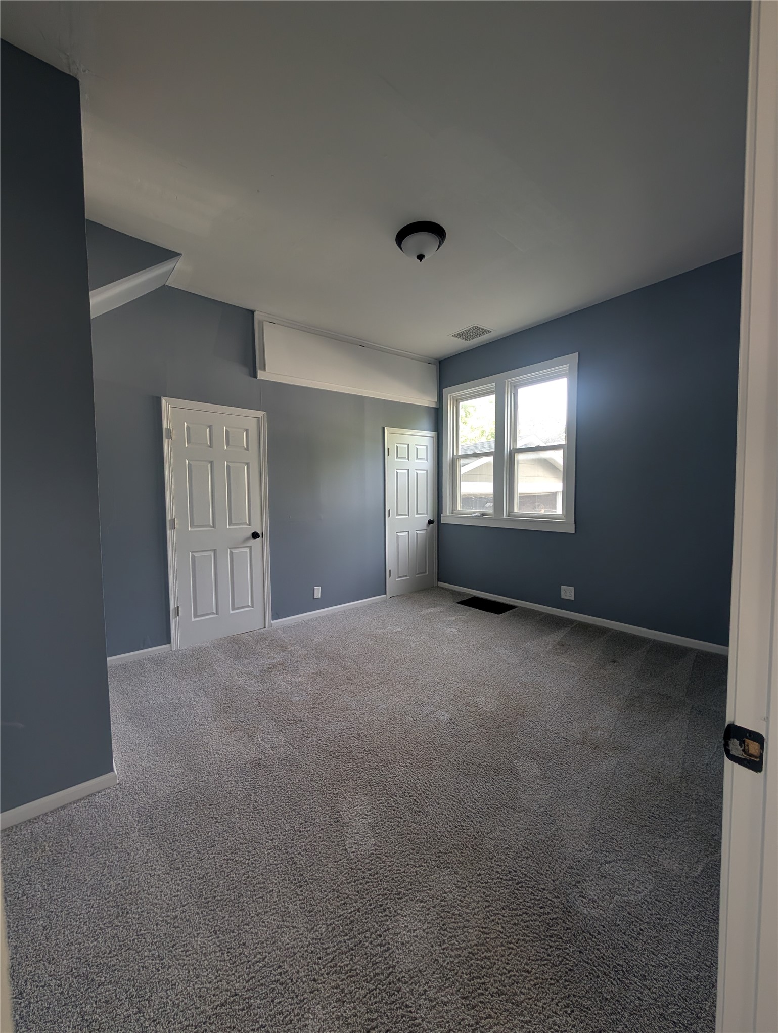 423 E Washington Street Property Photo 8