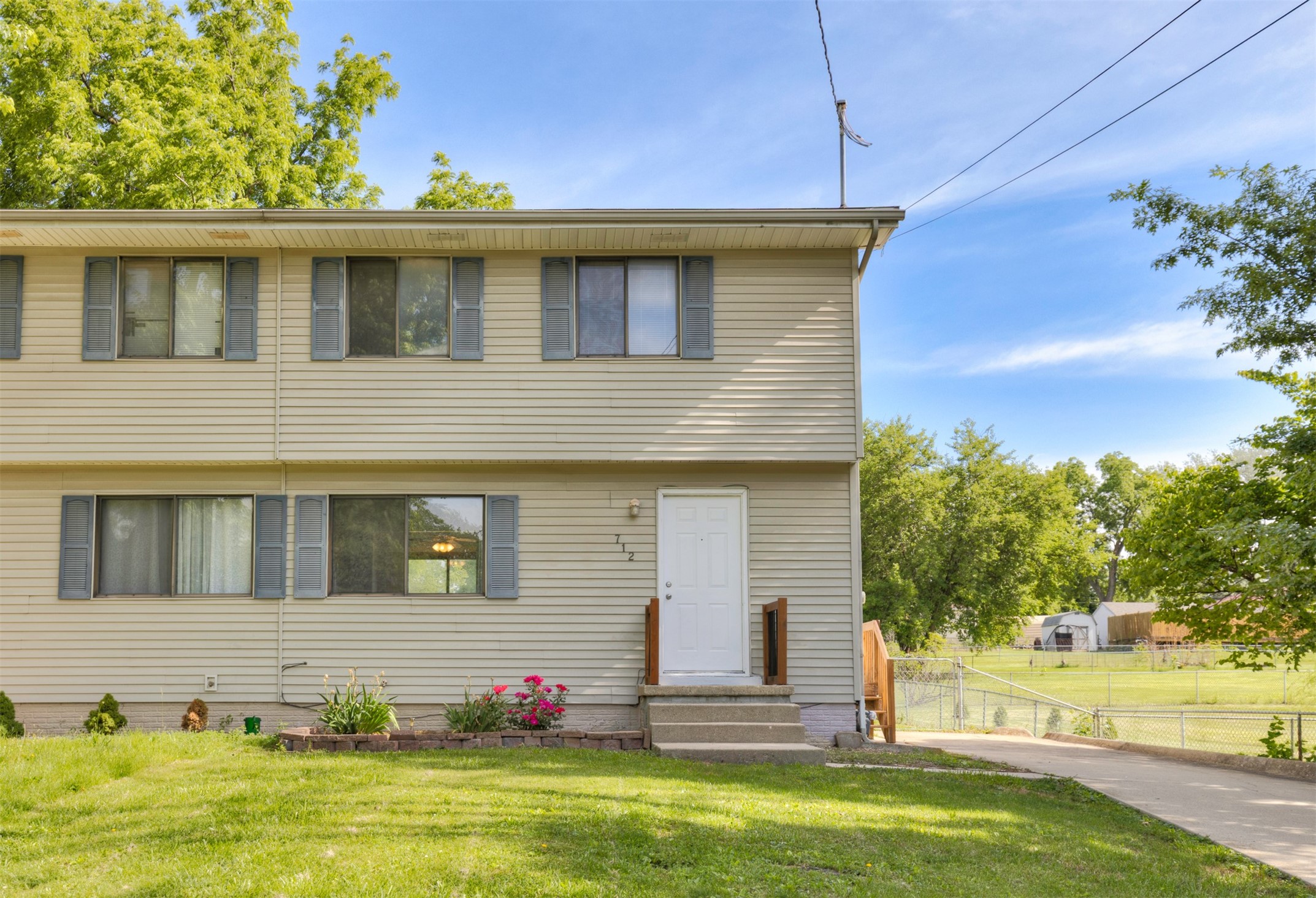 712 E Rose Avenue Property Photo 1