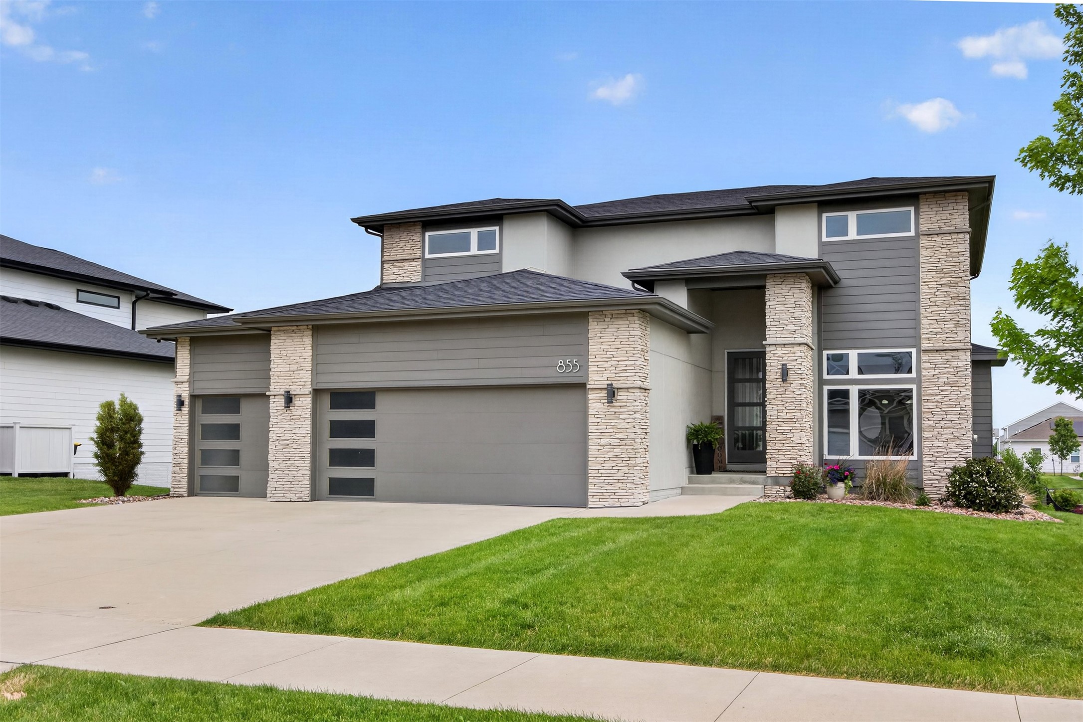 855 Sandstone Point Property Photo 1