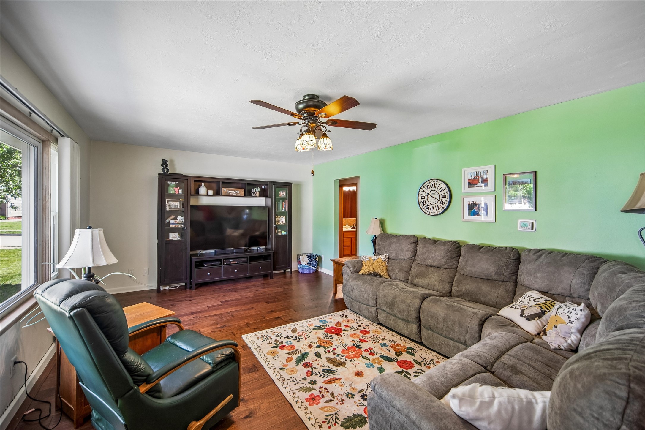 564 Sw Goodwin Street Property Photo 4