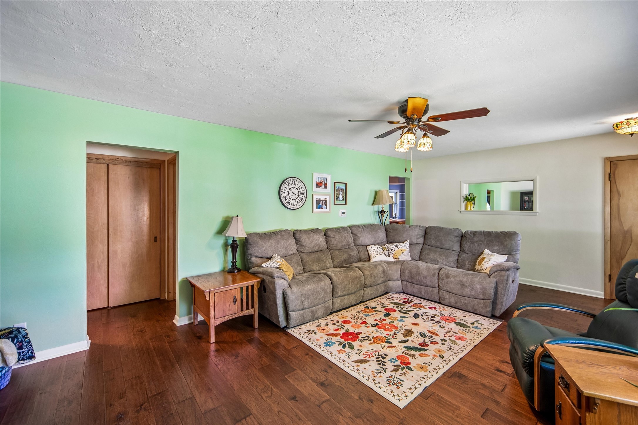 564 Sw Goodwin Street Property Photo 6