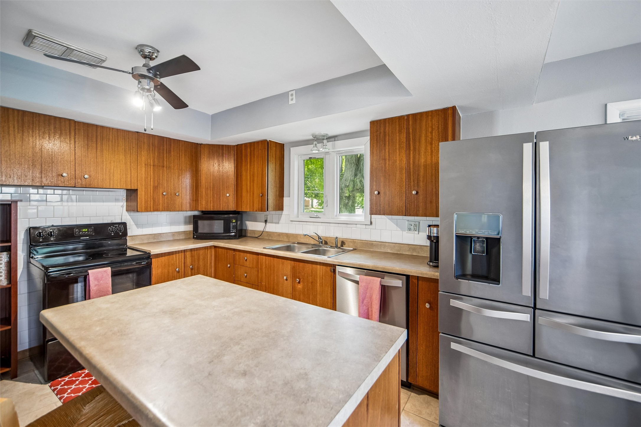 564 Sw Goodwin Street Property Photo 8