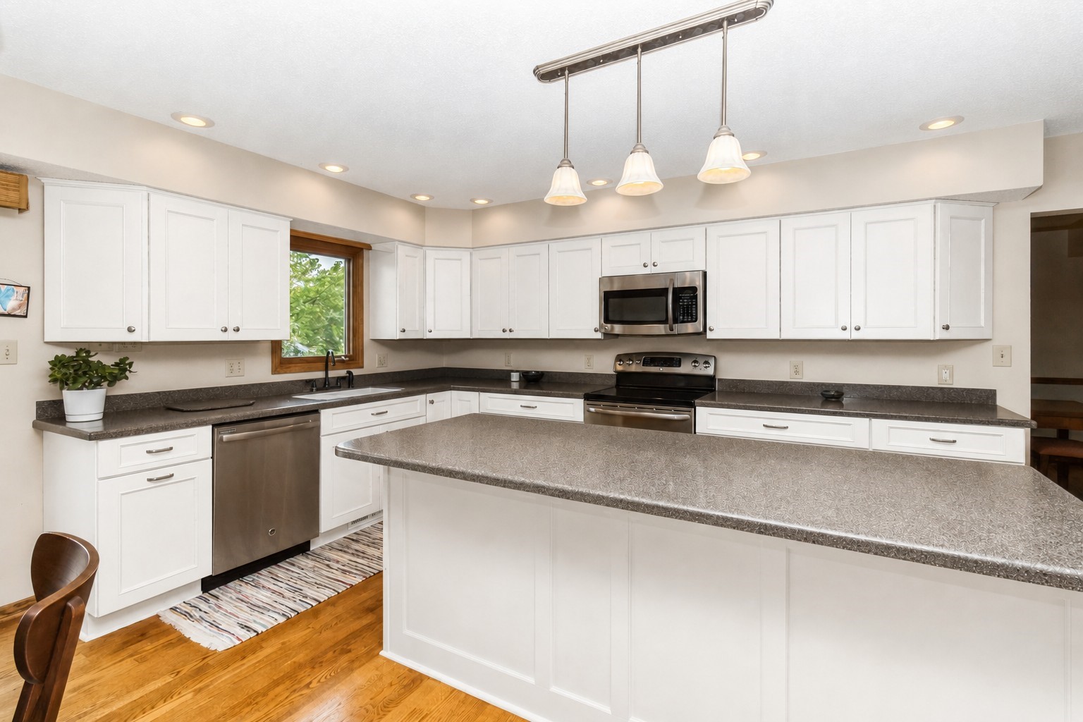 7944 Roseland Drive Property Photo 12