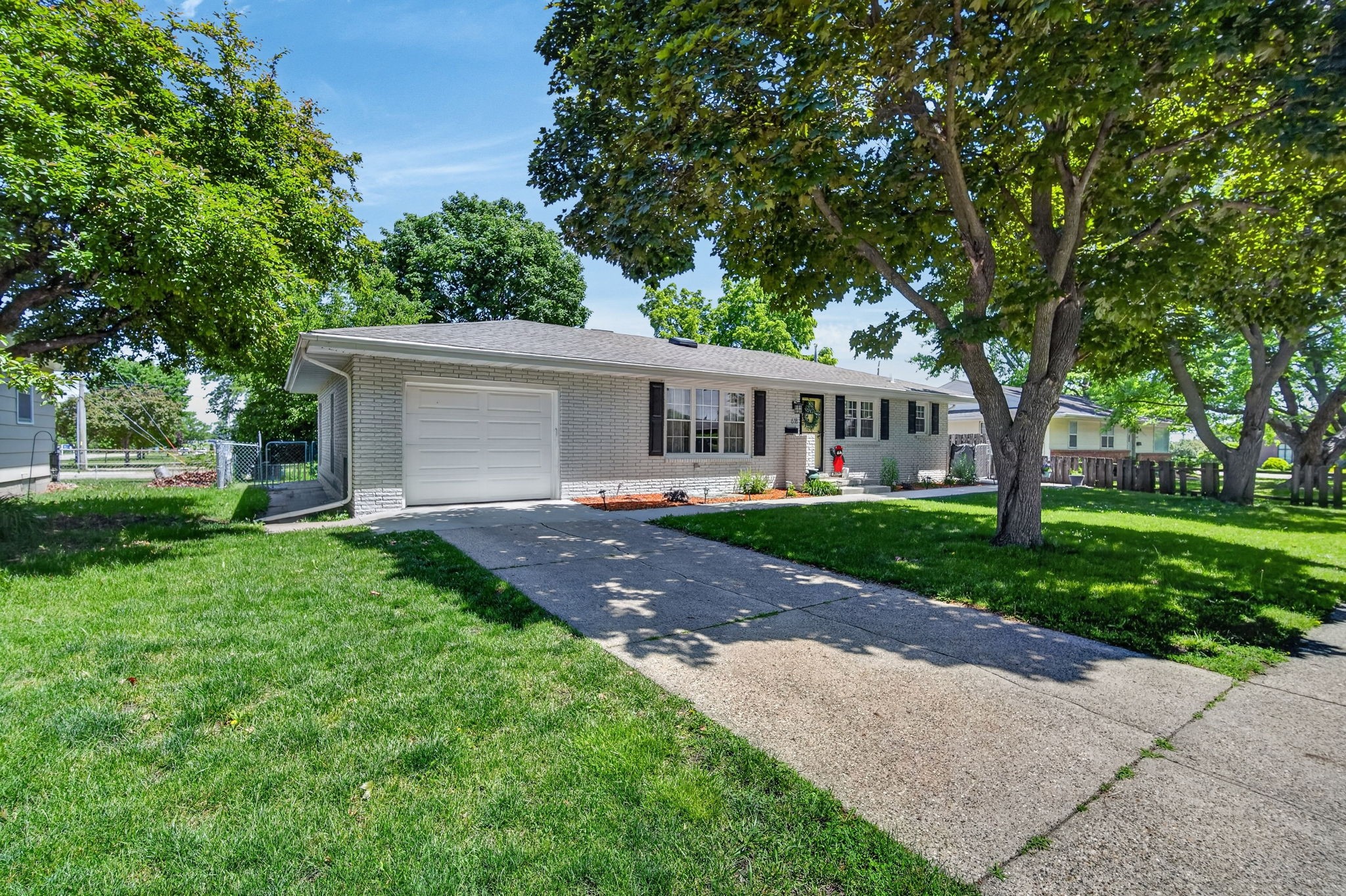 618 SE Lawrence Drive Property Photo 1