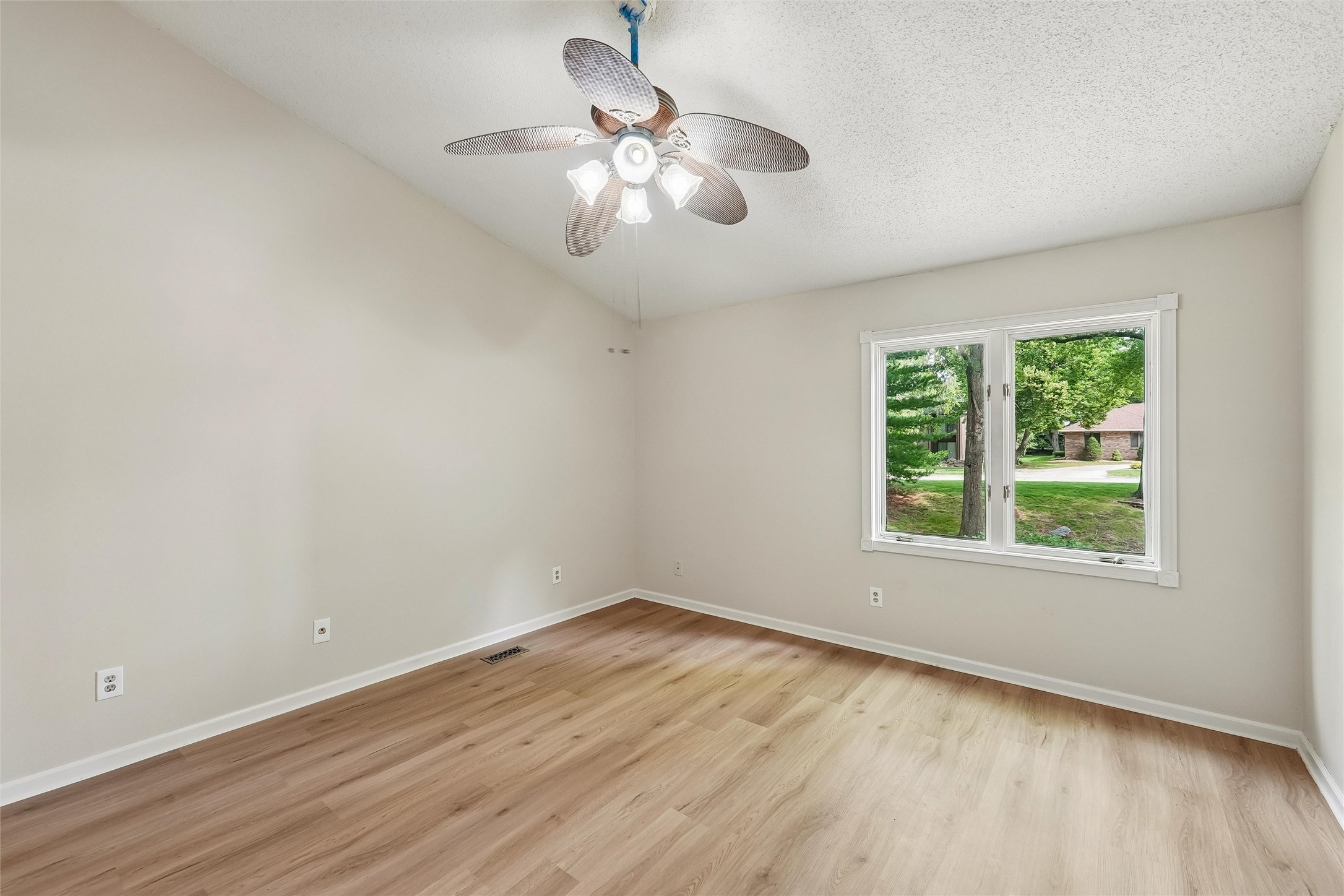 4909 W Park Drive Property Photo 23
