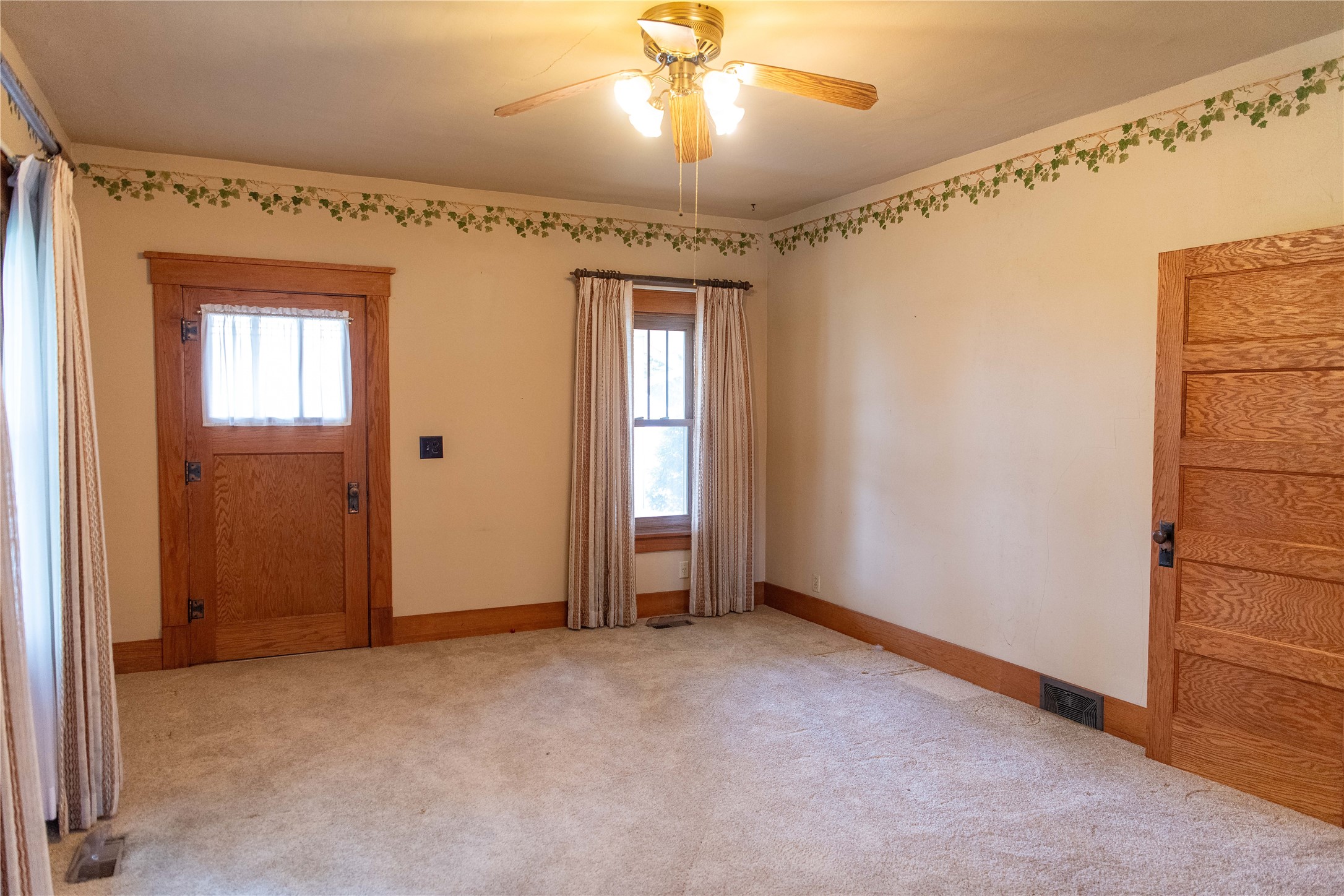 601 E 5th Street Property Photo 3