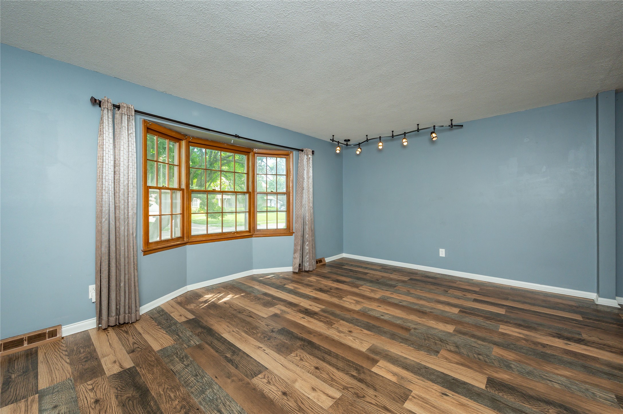 4305 65th Street Property Photo 2