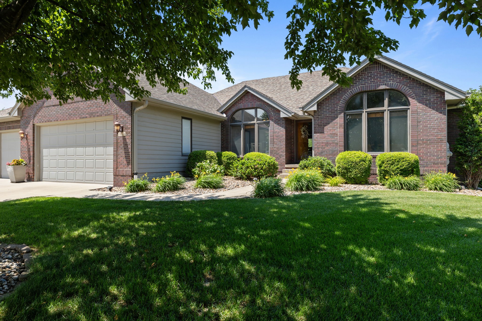 1026 Ne Aspen Circle Property Photo 2