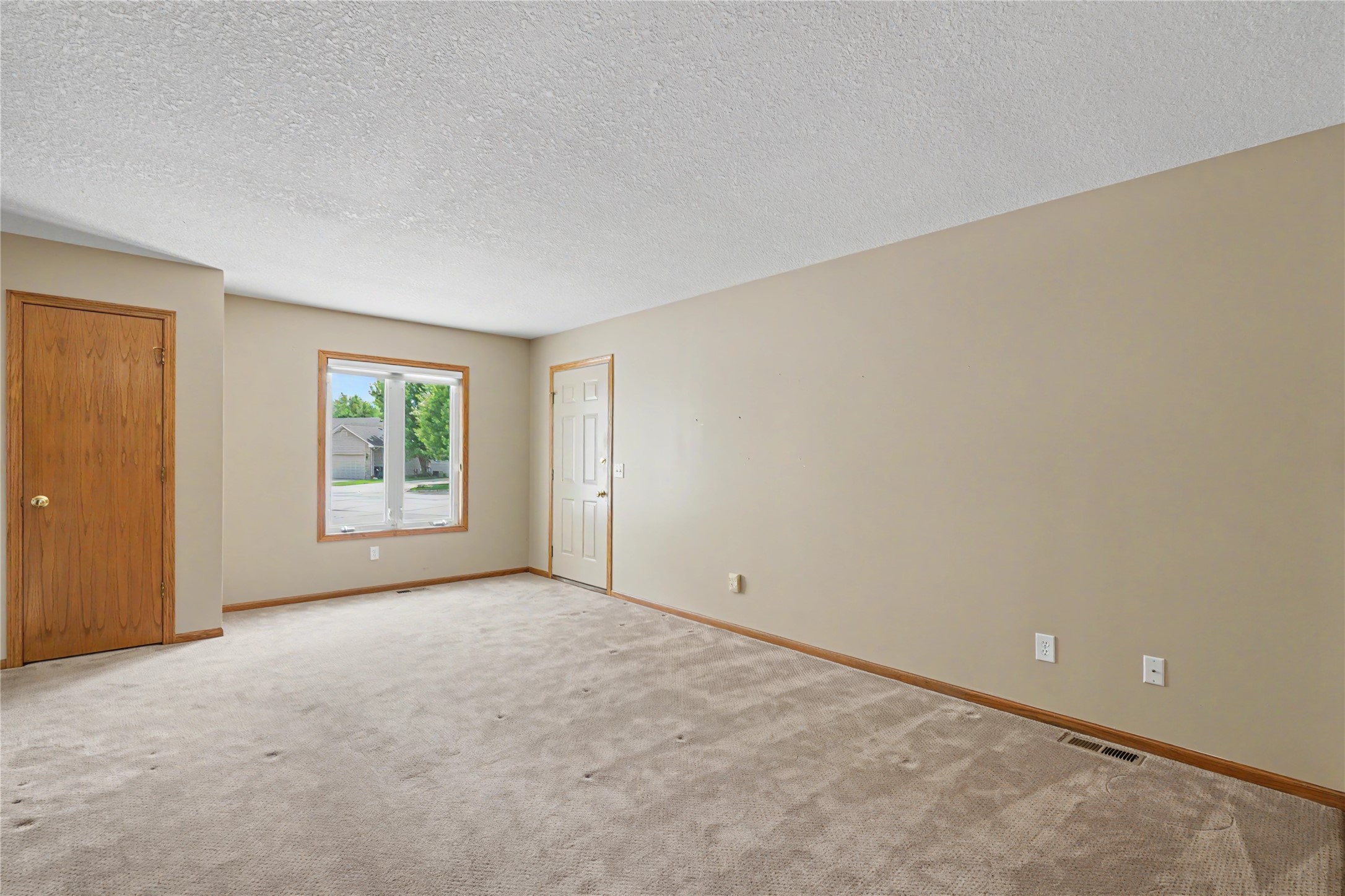 604 Se Tower Court Property Photo 5